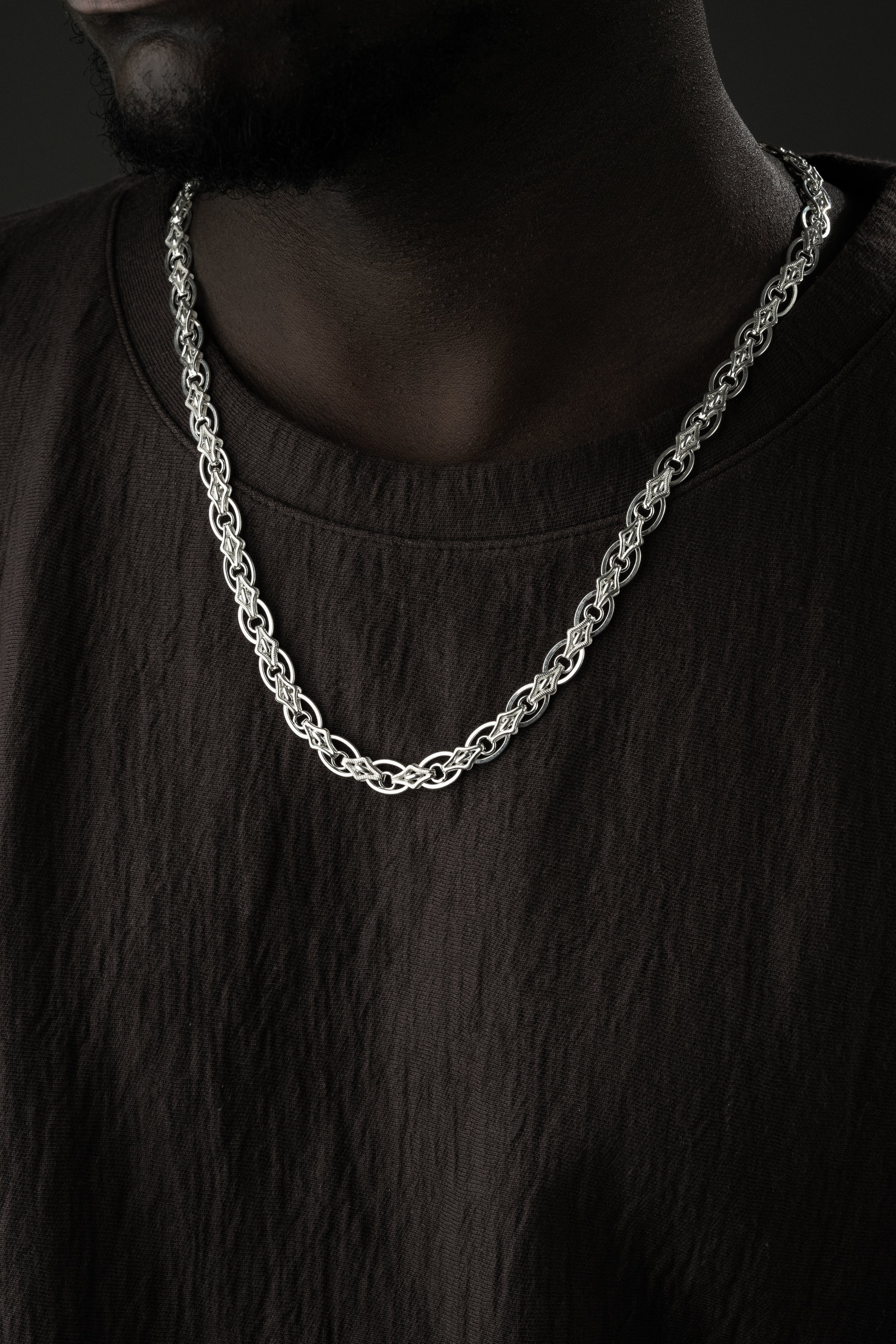 Magnus Halskette aus 925 Silber von Ketten Boss, detailreiche silberne Kette mit eleganter Gestaltung.