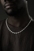 Silberne Bohnenn Halskette aus 925 Silber von Ketten Boss, detailreiche Kette mit Bohnendesign, Nahaufnahme auf silbernem Schmuck.