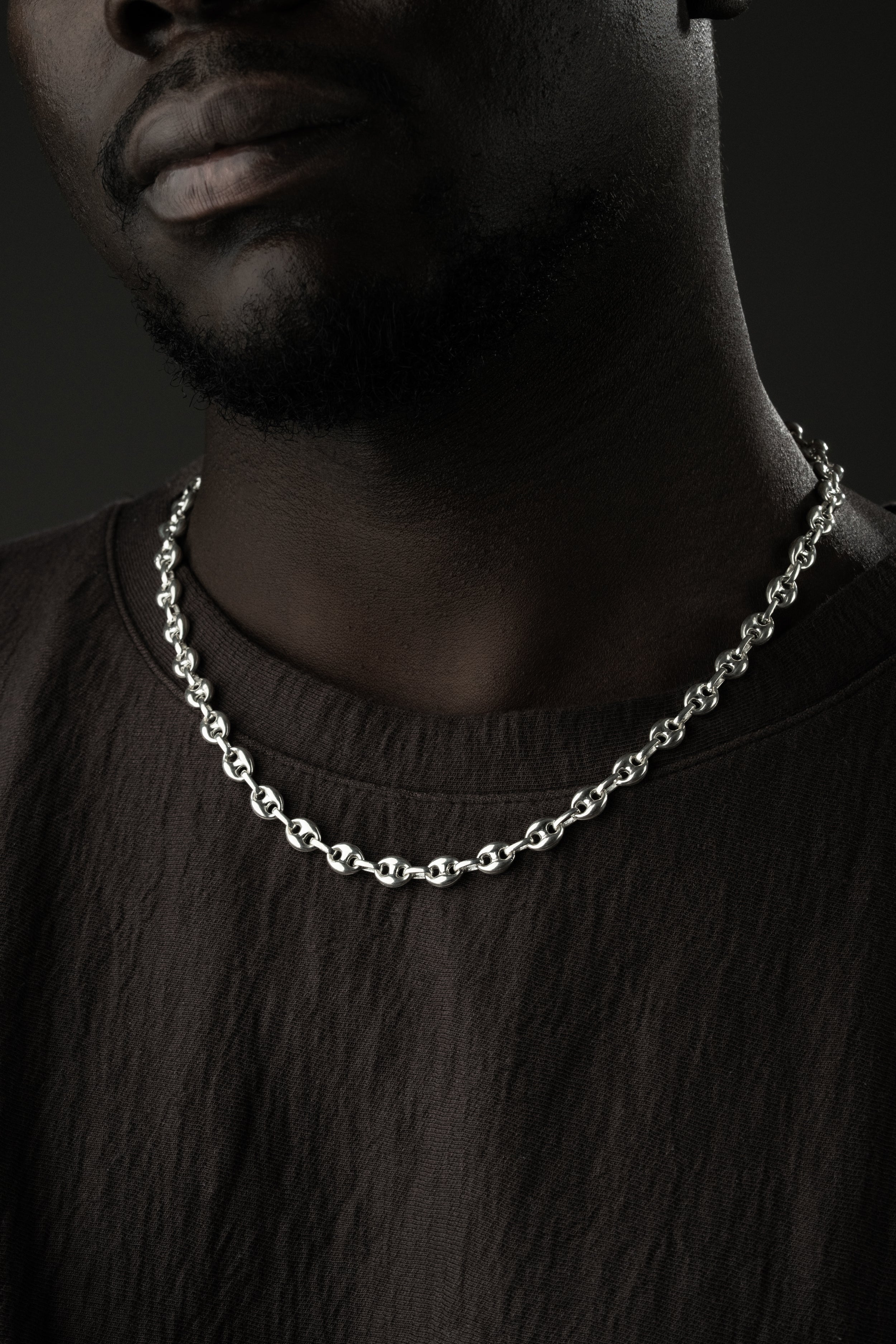 Silberne Bohnenn Halskette aus 925 Silber von Ketten Boss, detailreiche Kette mit Bohnendesign, Nahaufnahme auf silbernem Schmuck.