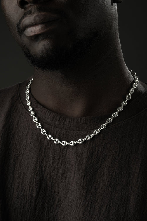 Silberne Bohnenn Halskette aus 925 Silber von Ketten Boss, detailreiche Kette mit Bohnendesign, Nahaufnahme auf silbernem Schmuck.