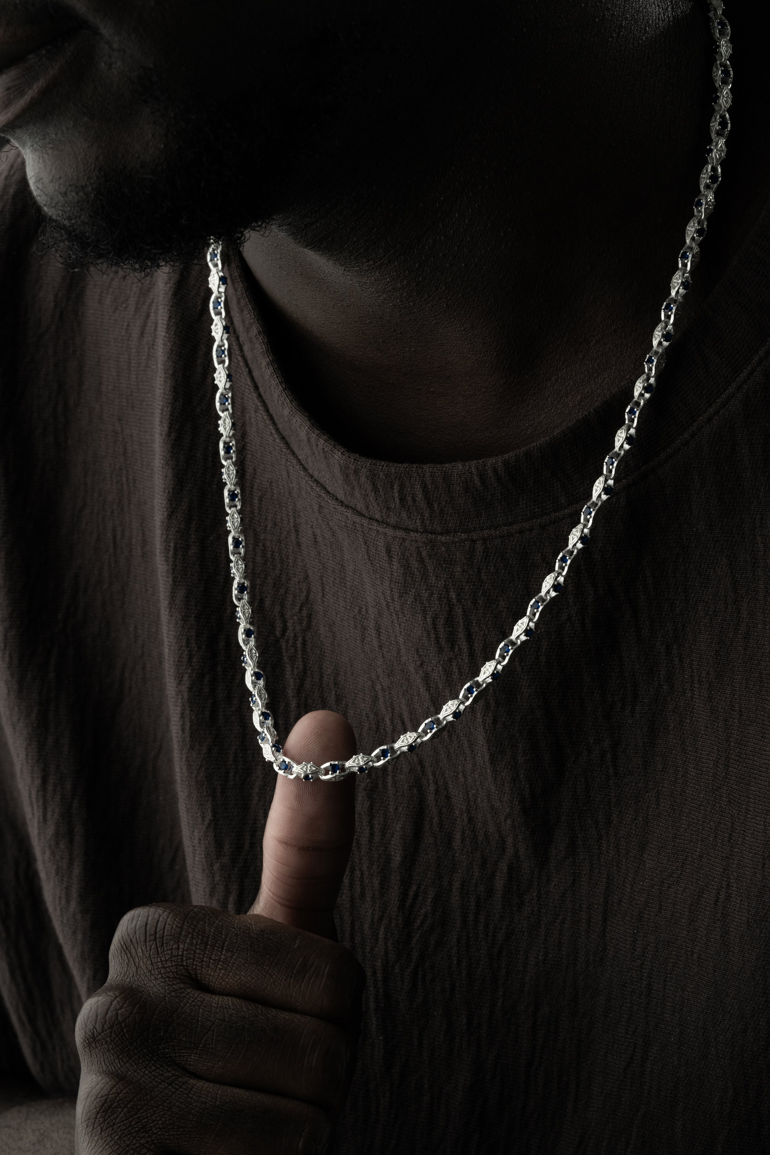 Anker Blue Diamond Halskette aus 925 Silber von Ketten Boss, detailreiche silberne Schmuckkette mit blauen Diamanten.