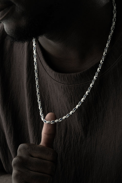 Anker Blue Diamond Halskette aus 925 Silber von Ketten Boss, detailreiche silberne Schmuckkette mit blauen Diamanten.