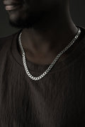 Panzer-Halskette aus 925 Silber von Ketten Boss, detaillierte Kette mit robustem Design, Nahaufnahme vor hellem Hintergrund