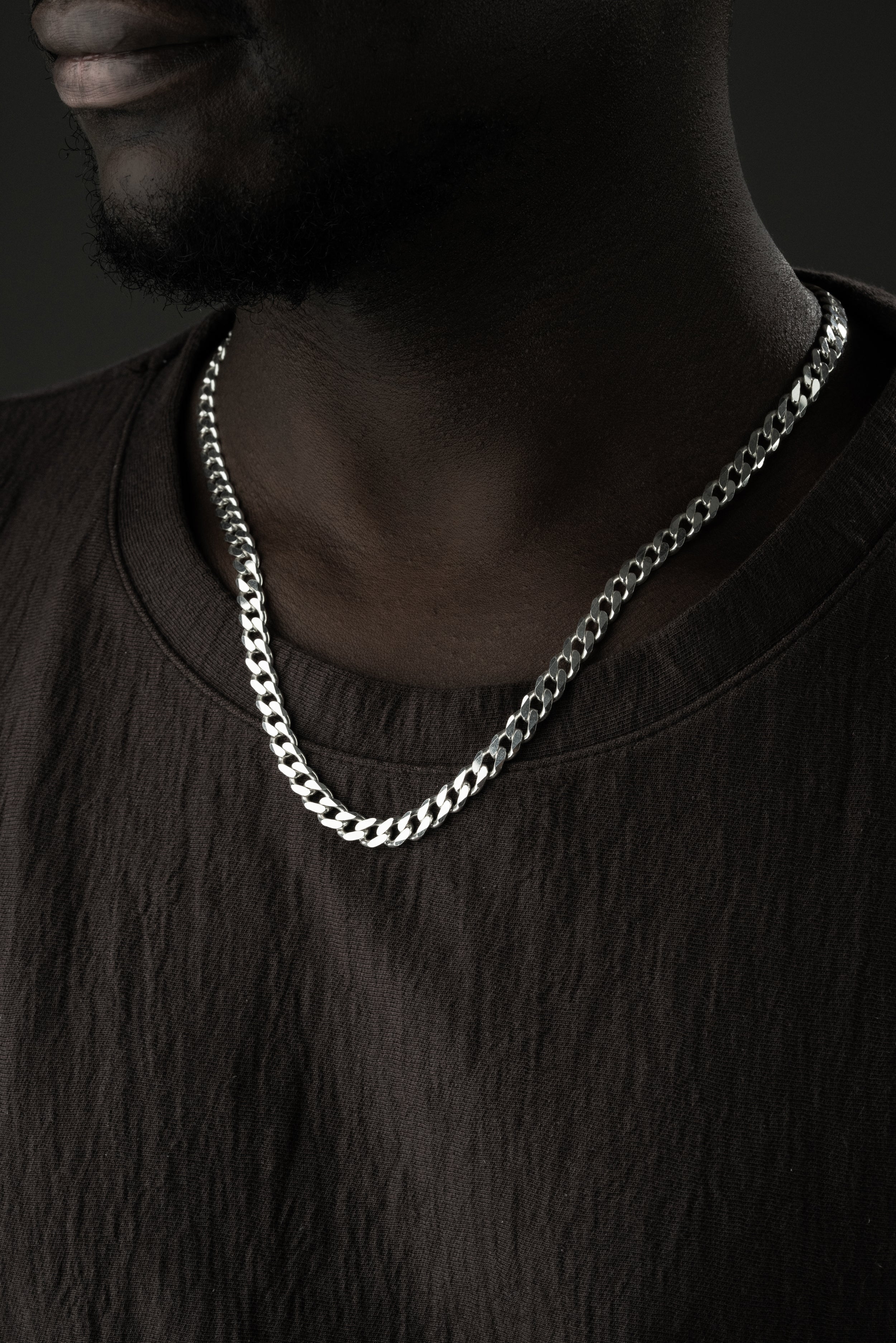 Panzer-Halskette aus 925 Silber von Ketten Boss, detaillierte Kette mit robustem Design, Nahaufnahme vor hellem Hintergrund