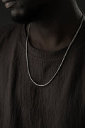 Oval Königs-Kette aus 925 Silber, 2mm Halskette mit glatter Oberfläche, liegend auf weißem Hintergrund