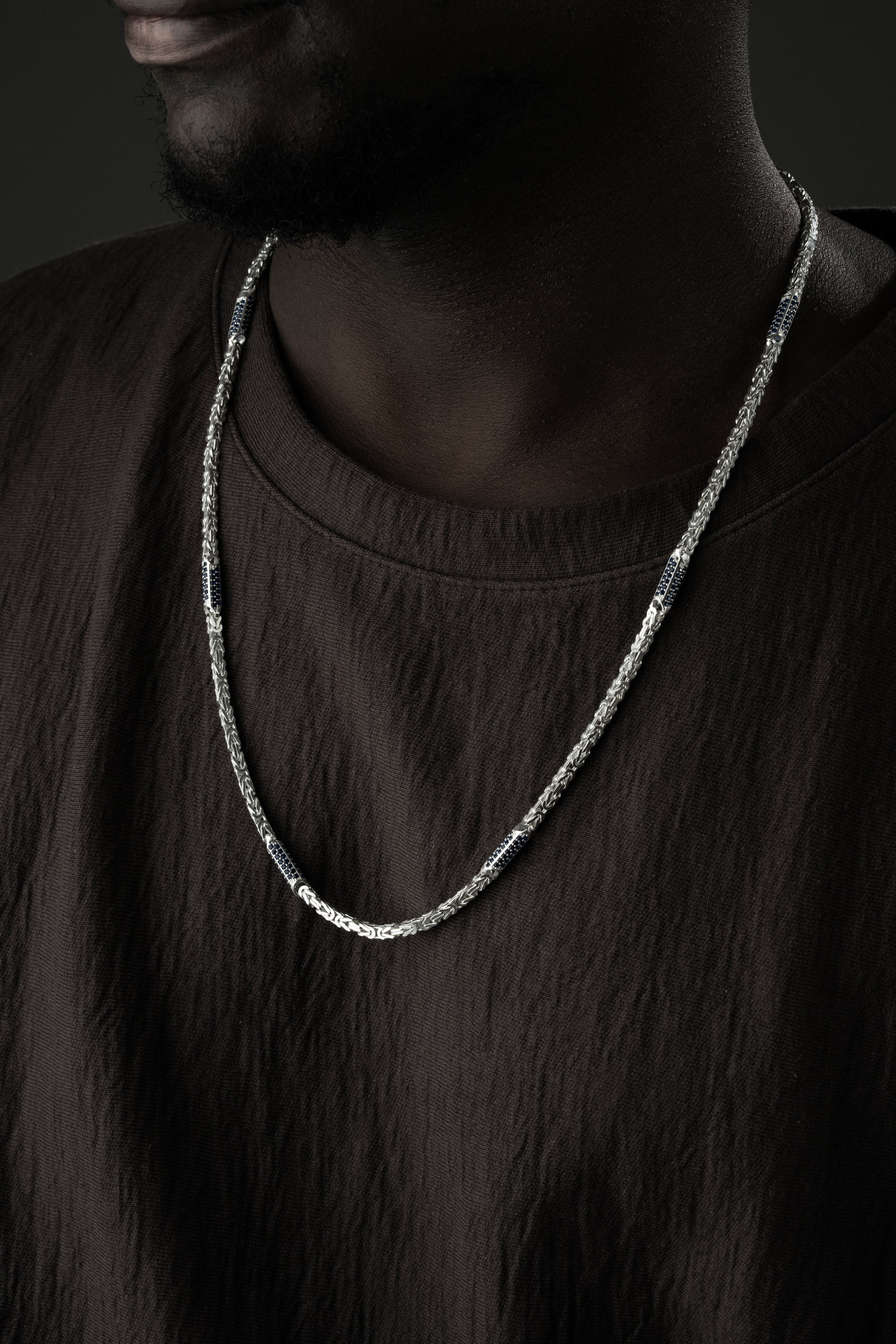 Blaue Halskette mit Strasssteinen aus 925 Silber von Ketten Boss, detailreiche Kette mit funkelnden Steinen.