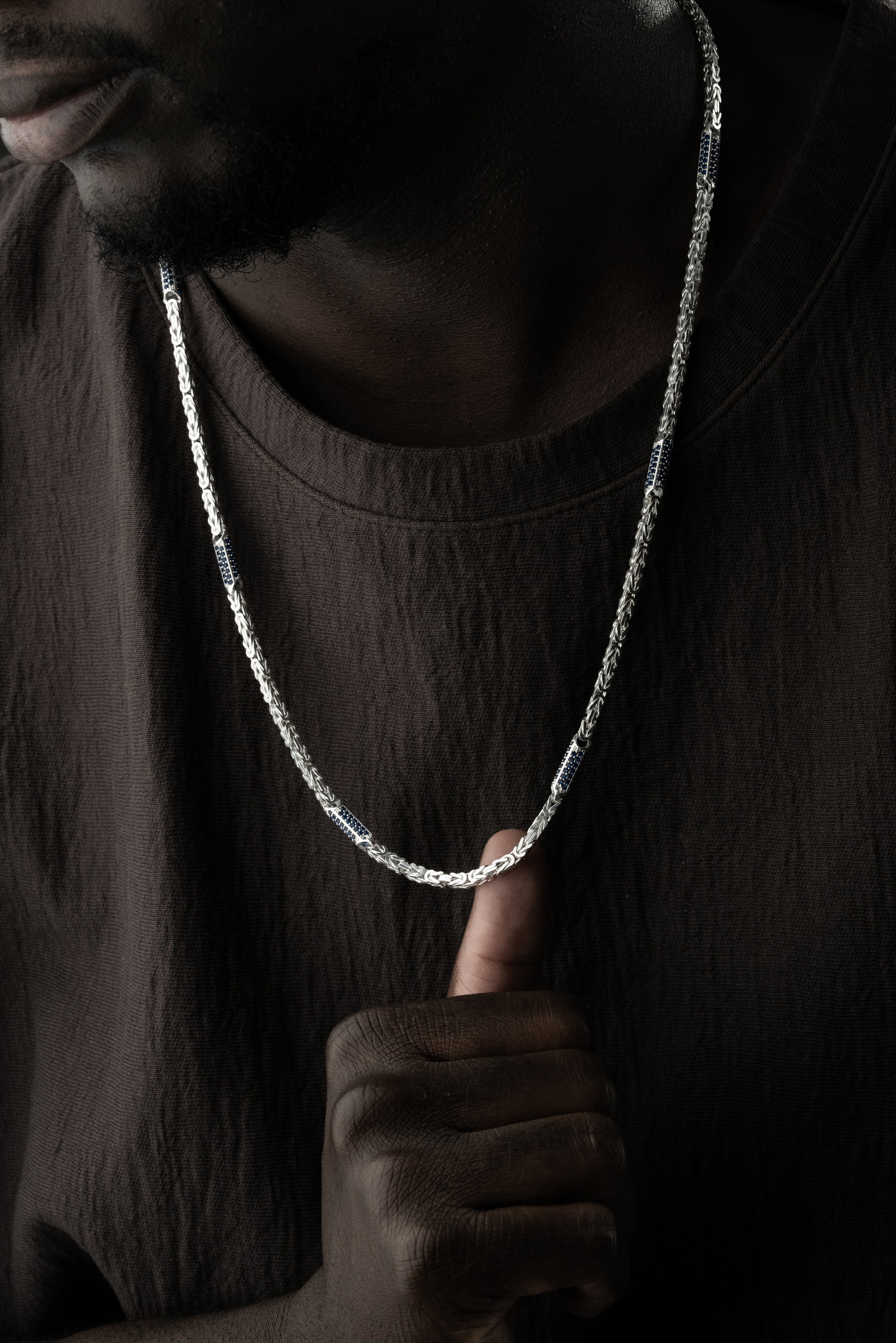 Blaue Halskette mit Strasssteinen aus 925 Silber, Ketten Boss, elegante Kette mit funkelnden Steinen.