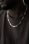 Platten-Halskette aus 925 Silber von Ketten Boss, detailreiche Kette mit modernem Design, sichtbare Plattendetails.