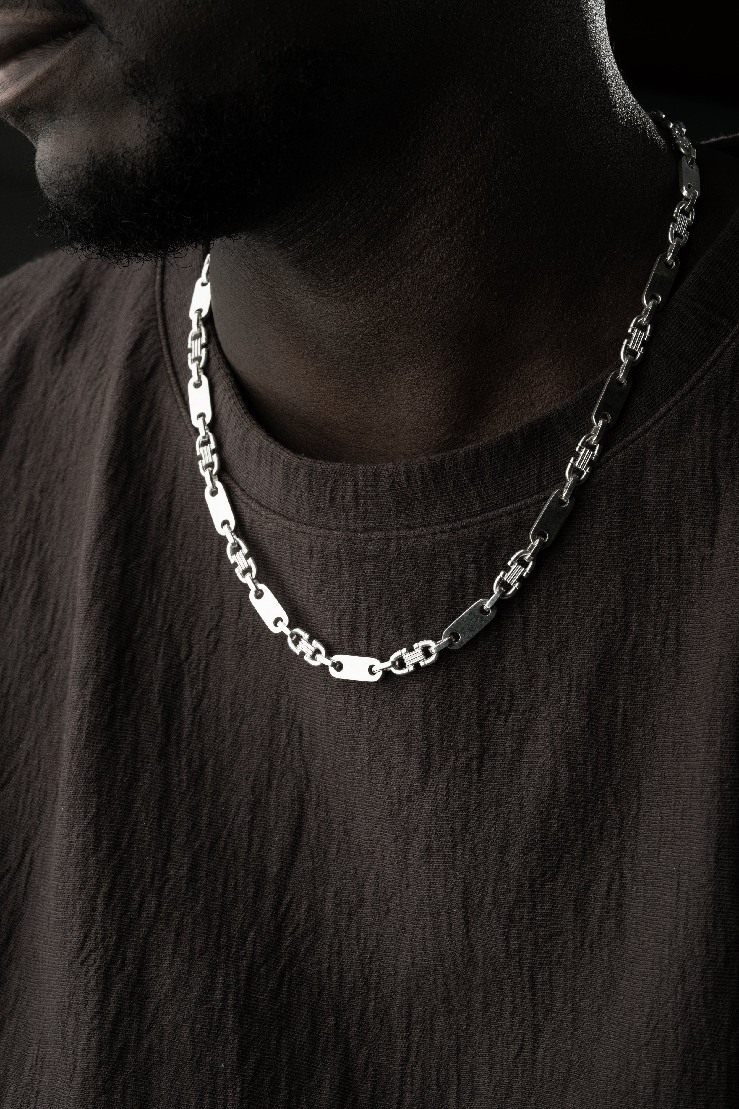 Platten-Halskette aus 925 Silber von Ketten Boss, detailreiche Kette mit modernem Design, sichtbare Plattendetails.