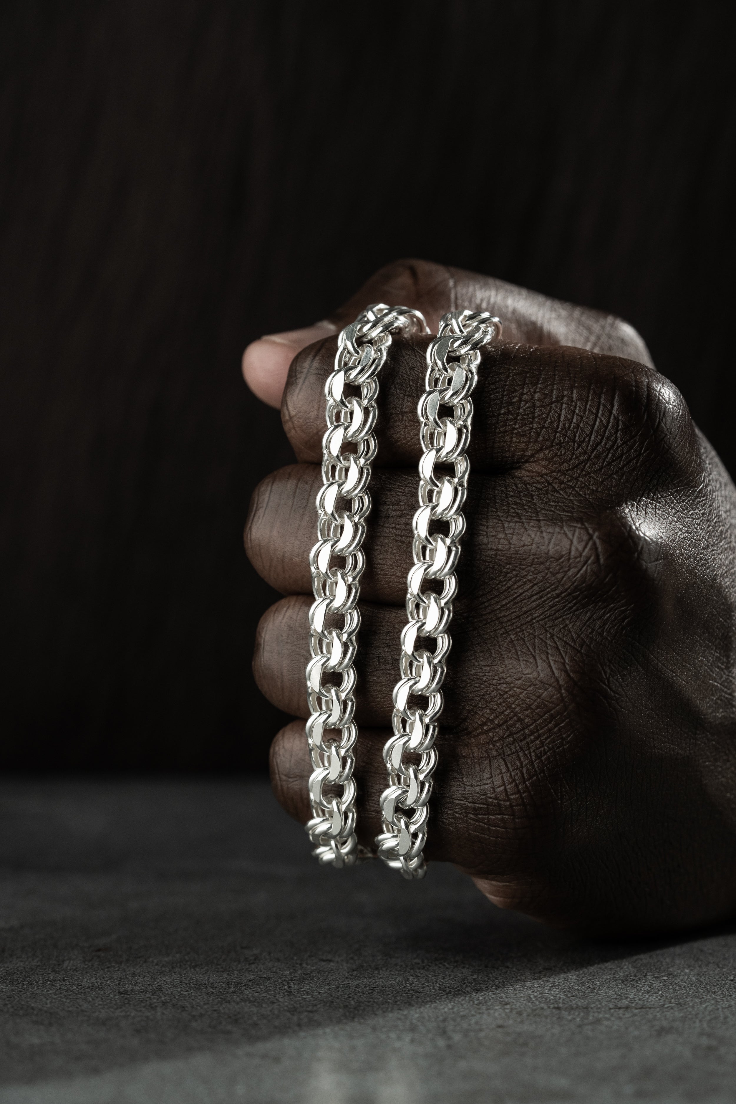 925 Silber Kette von Ketten Boss, feines Schmuckstück mit klassischem Design, deutlich sichtbare Kette aus Silber.