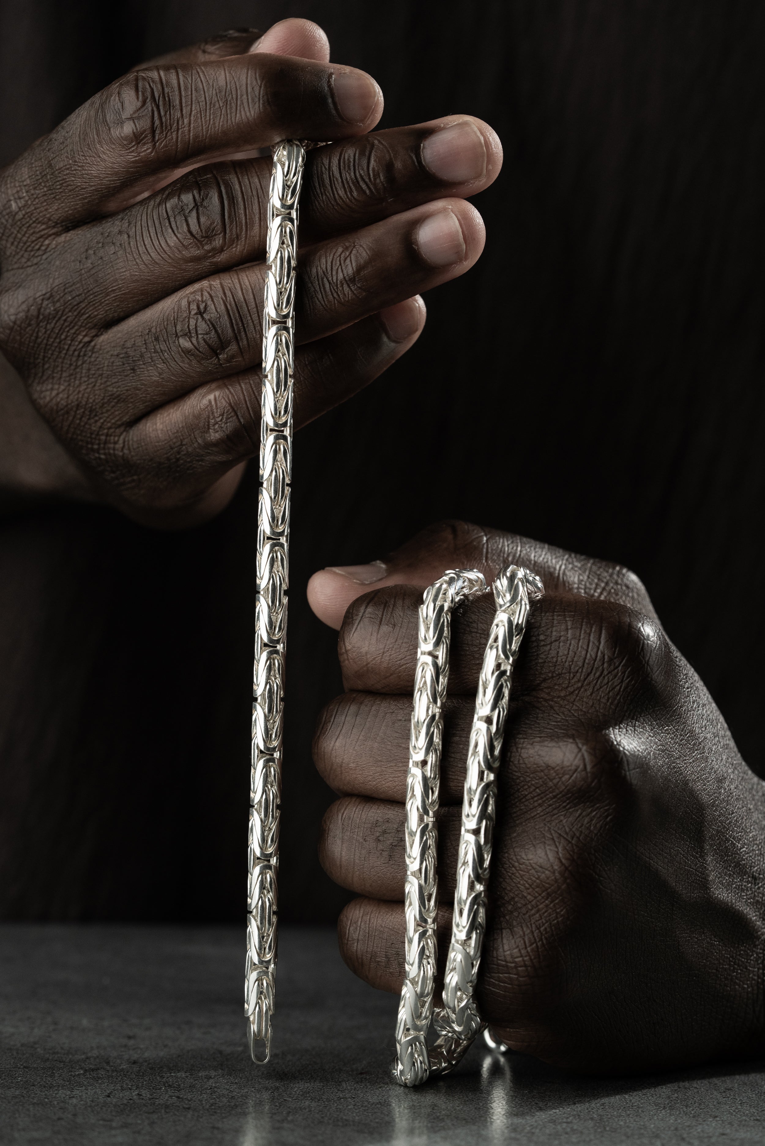 Oval Kette 6 mm Set aus 925 Silber, von Ketten Boss, zeigt eine elegante silberne Halskette in Nahaufnahme.