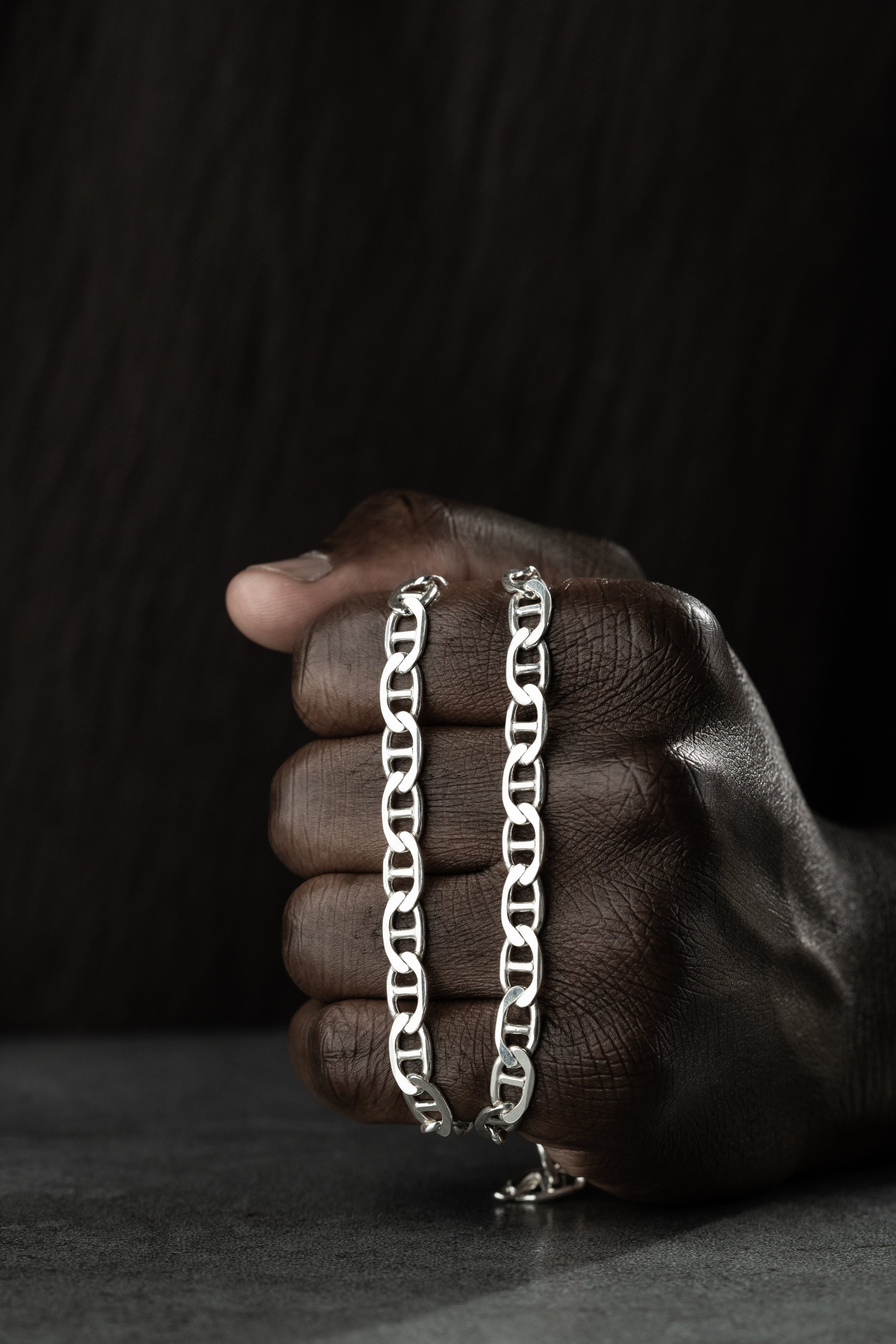 Cuban Link Halskette aus 925 Silber von Ketten Boss, glänzende, schwere Silberkette mit großen Gliedern, Nahaufnahme.