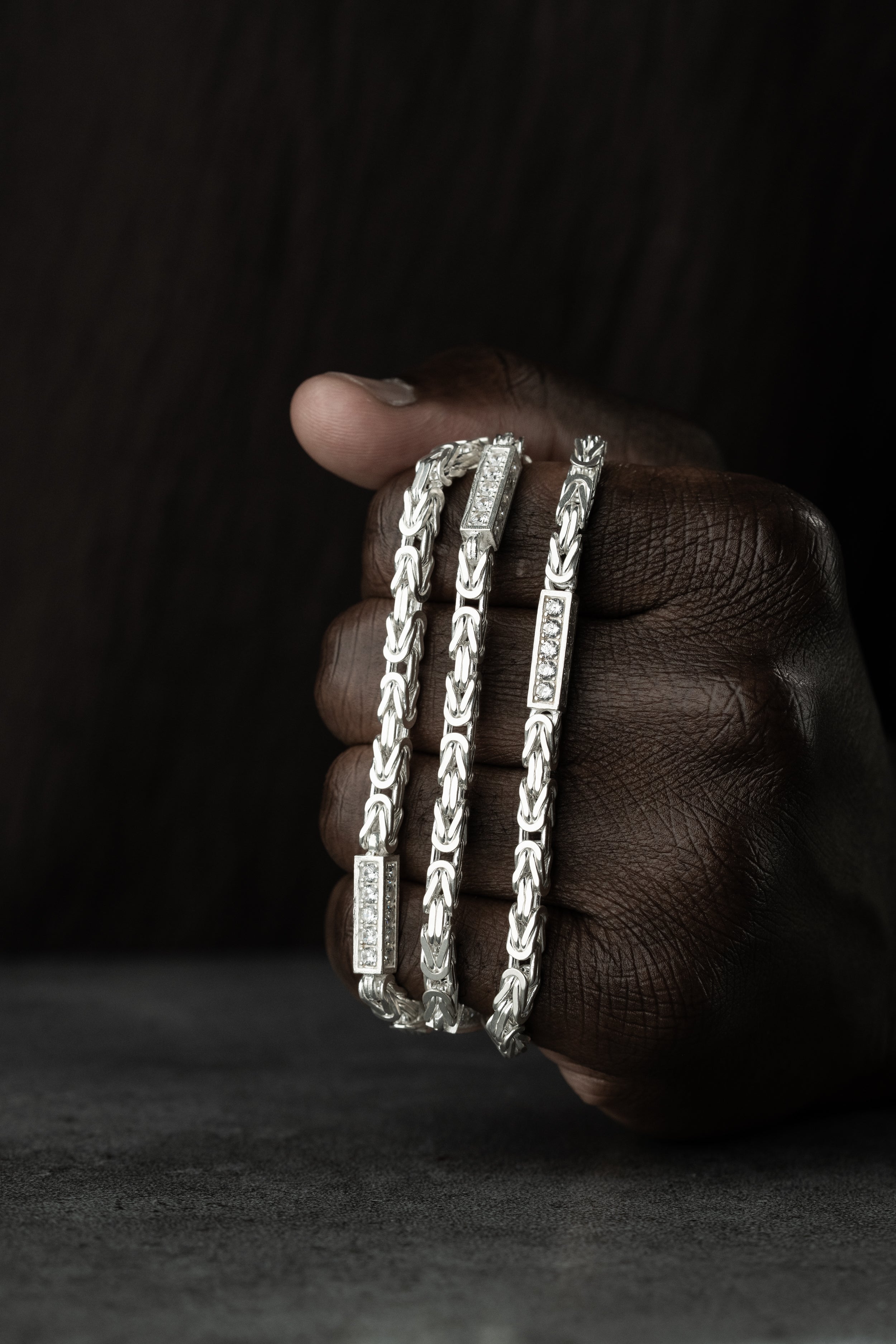 Elegante Kette mit Strasssteinen aus 925 Silber von Ketten Boss, detailreiche Ketten mit funkelnden Steinen.