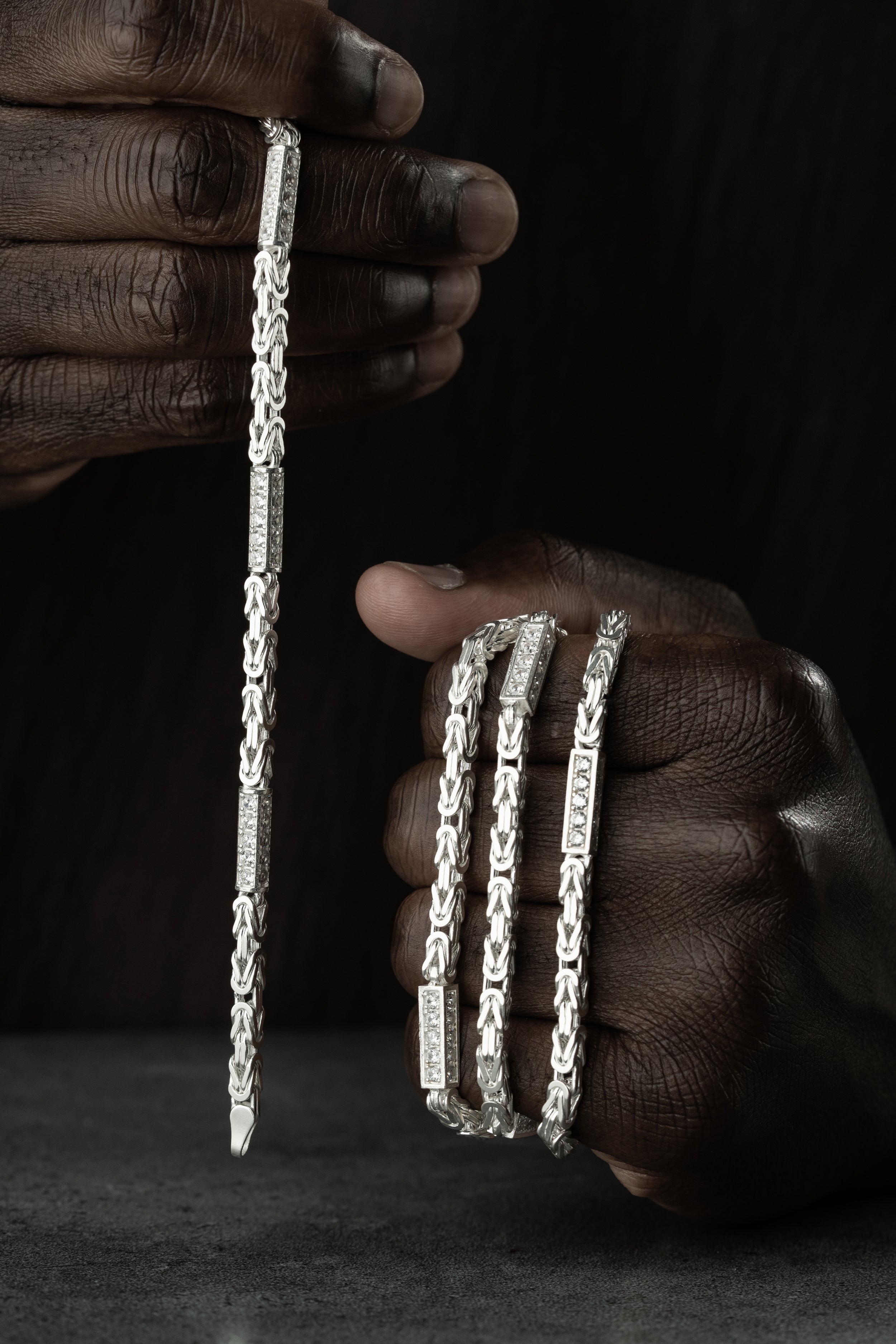 Silberne Kette mit 4 mm Strasssteinen, hochwertiges 925er Silber, elegantes Schmuckstück von Ketten Boss, detailreiche Nahaufnahme