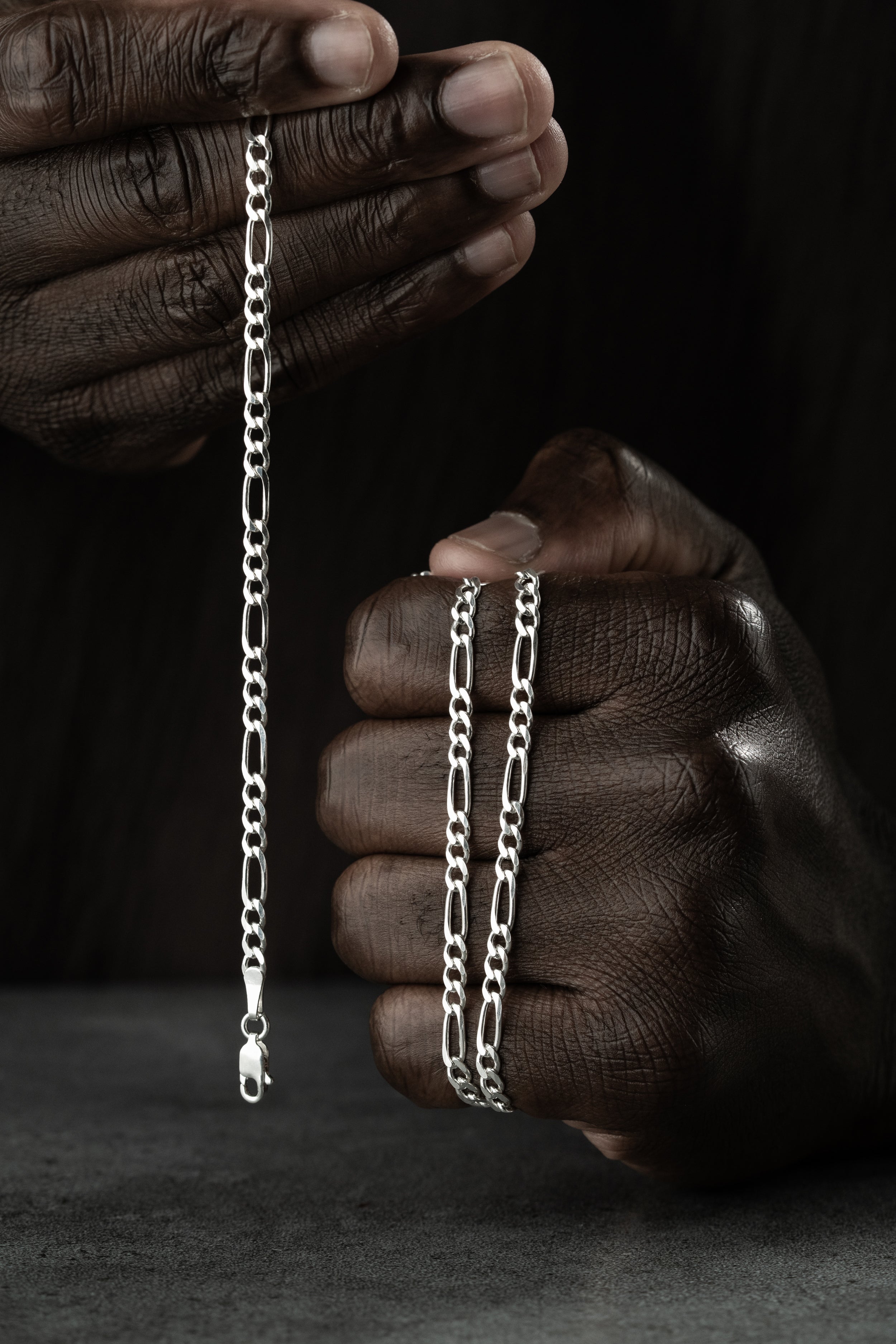 Großes Figaro-Ketten-Set aus 925er Silber von Ketten Boss, zeigt mehrere silberne Ketten im XXL-Design.