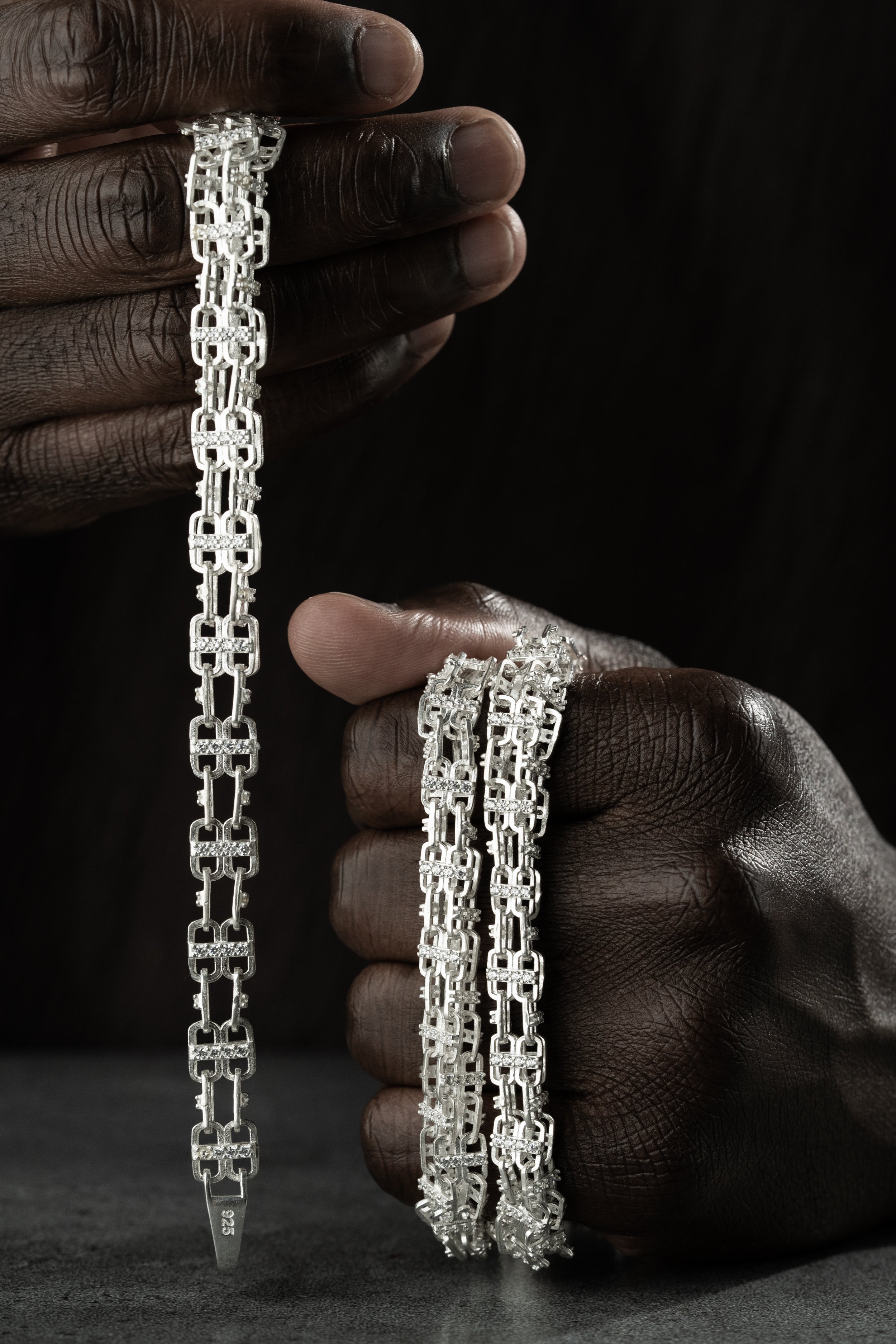 Silber Kätzchenkette Set von Ketten Boss, mit mehreren filigranen Silberketten auf weißem Hintergrund.