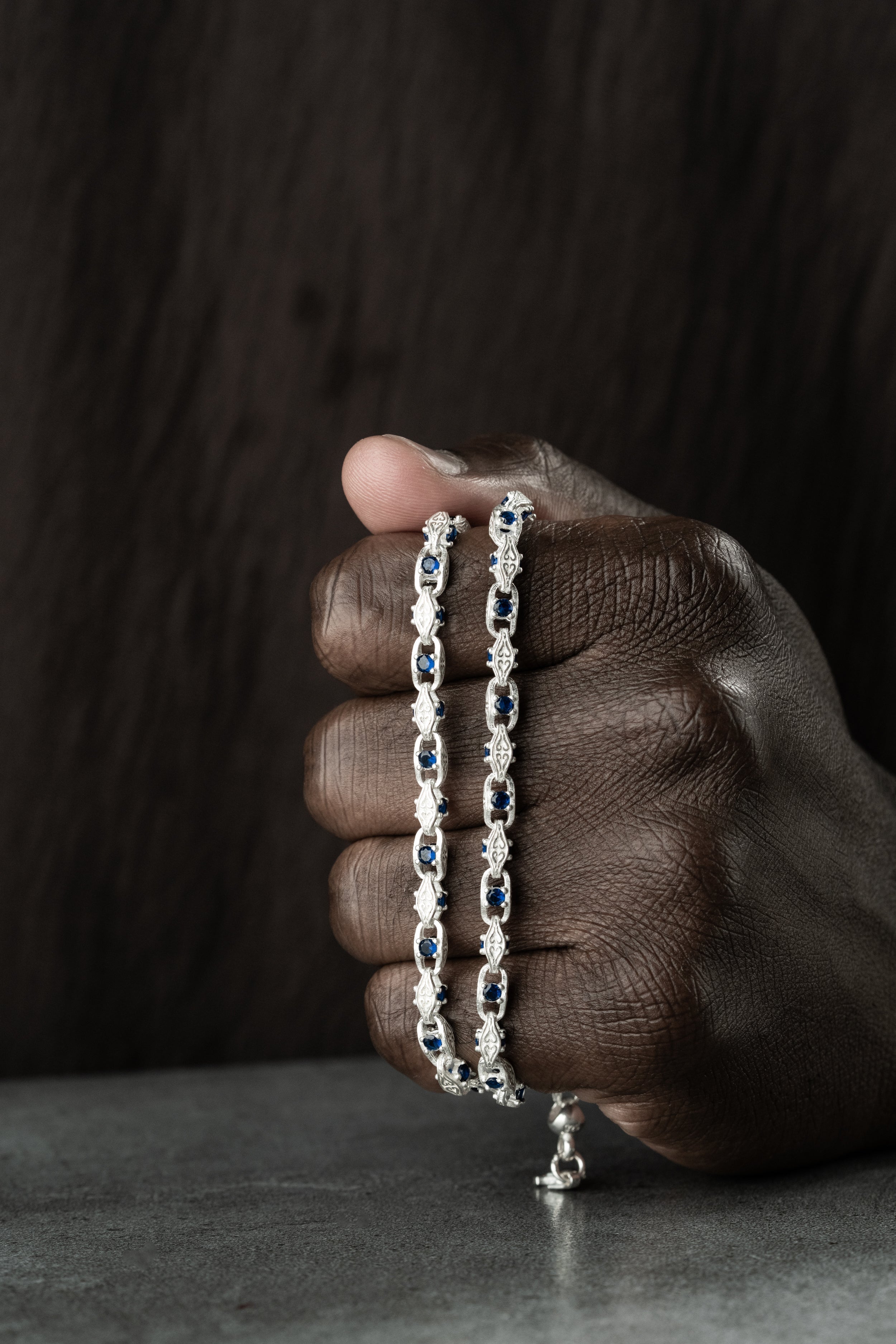 Anker Blue Diamond Halskette aus 925 Silber von Ketten Boss, detailreiche silberne Halskette mit blauen Diamanten.