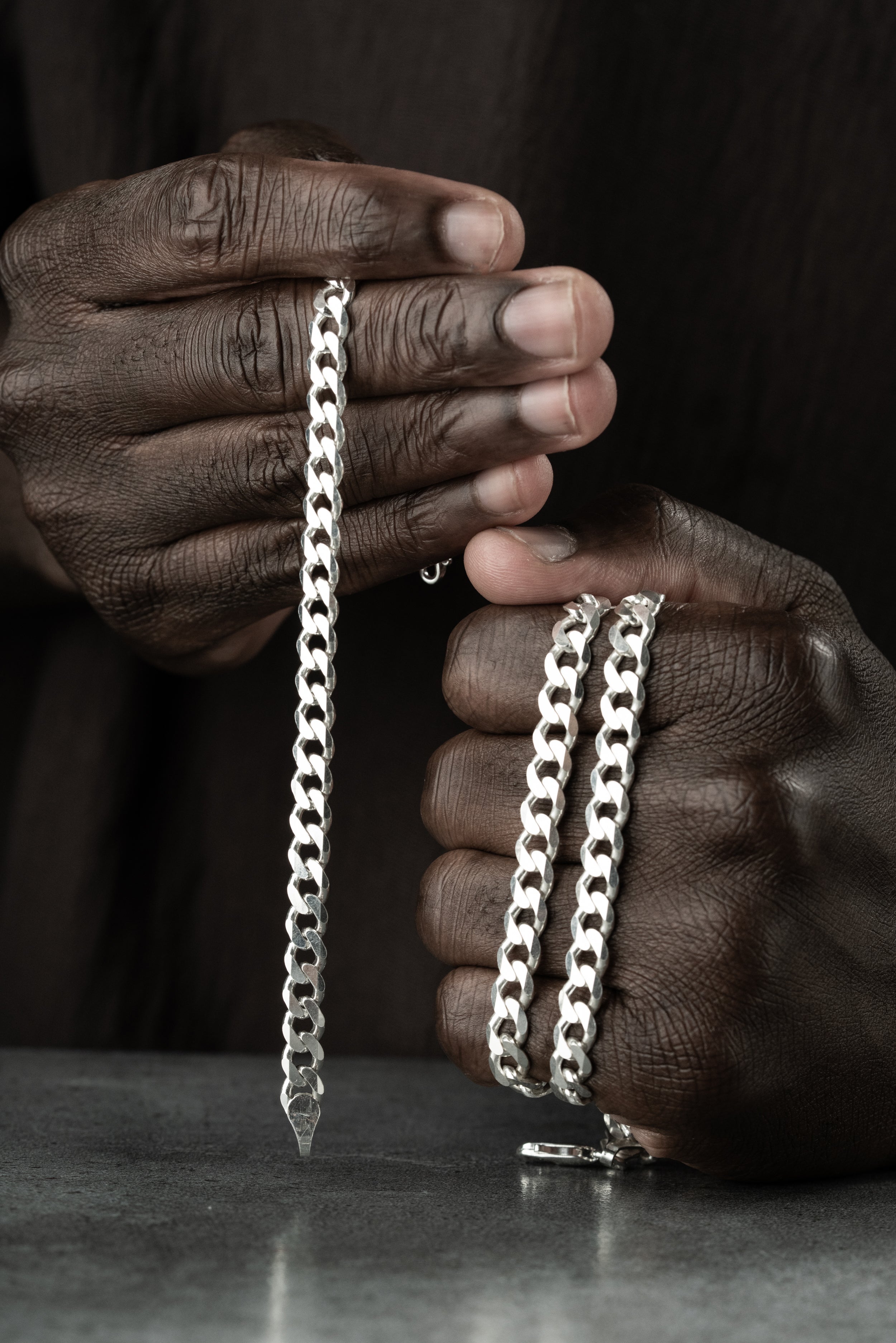 Sterling Silber Panzer Kette Set von Ketten Boss, detailliertes Bild der robusten Silberhalskette und -armbänder.