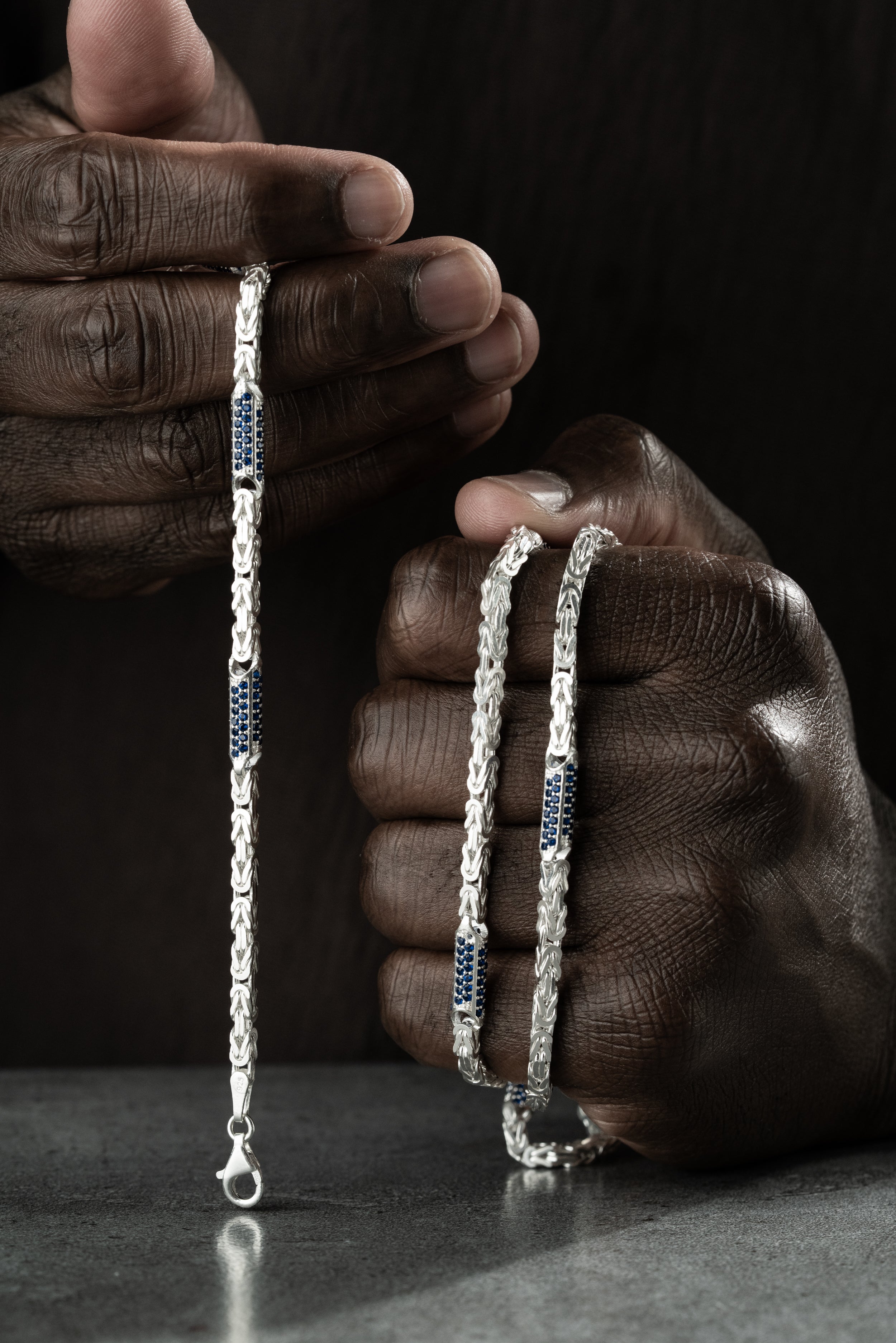Silberne Ketten Boss mit blauer Kristall-Set, filigrane Königskette mit Strasssteinen, elegantes Schmuckstück.