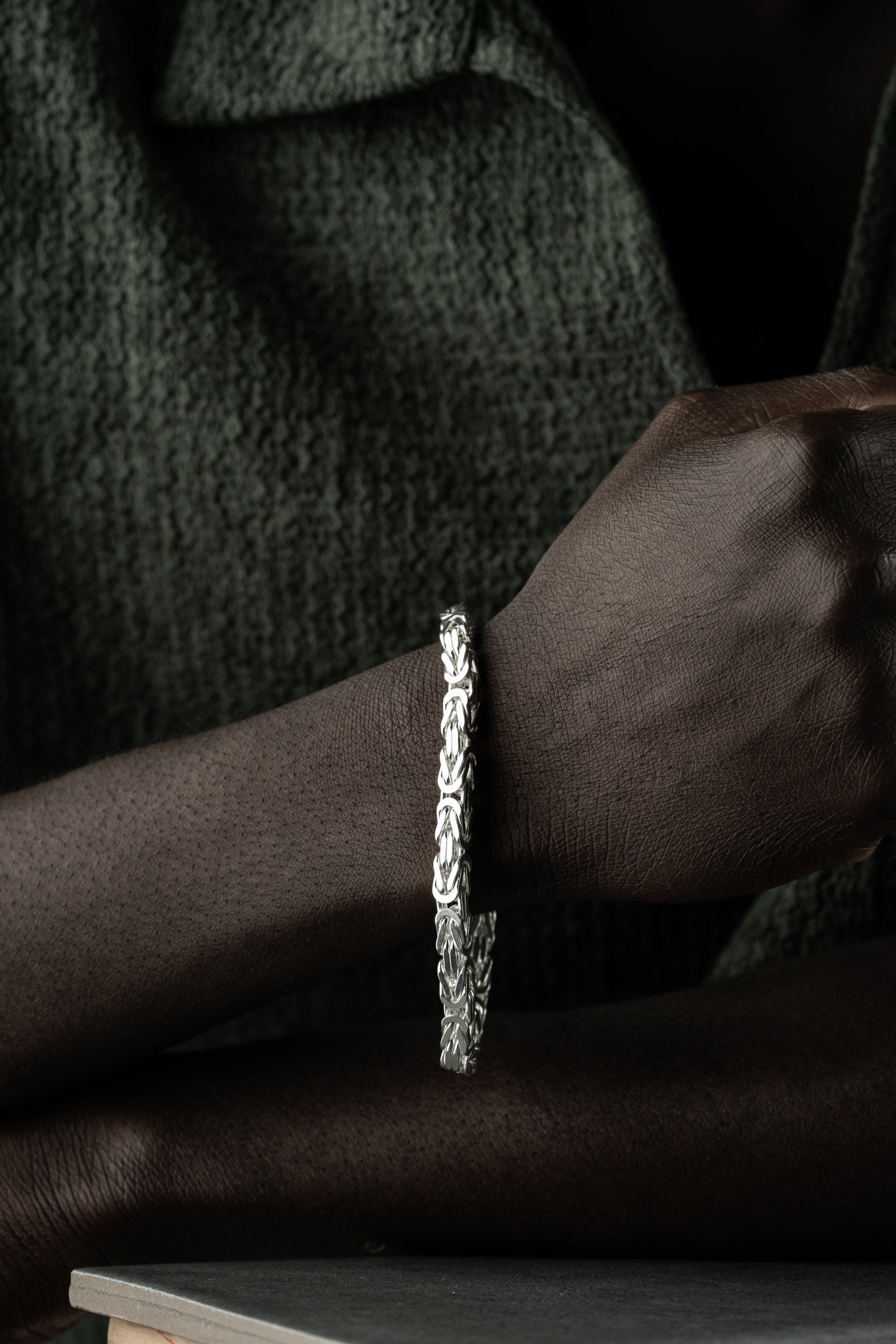 Massives viereckiges Armband aus 925 Silber von Ketten Boss, 5 mm breit, detaillierte Textur und hochwertiges Schmuckdesign.