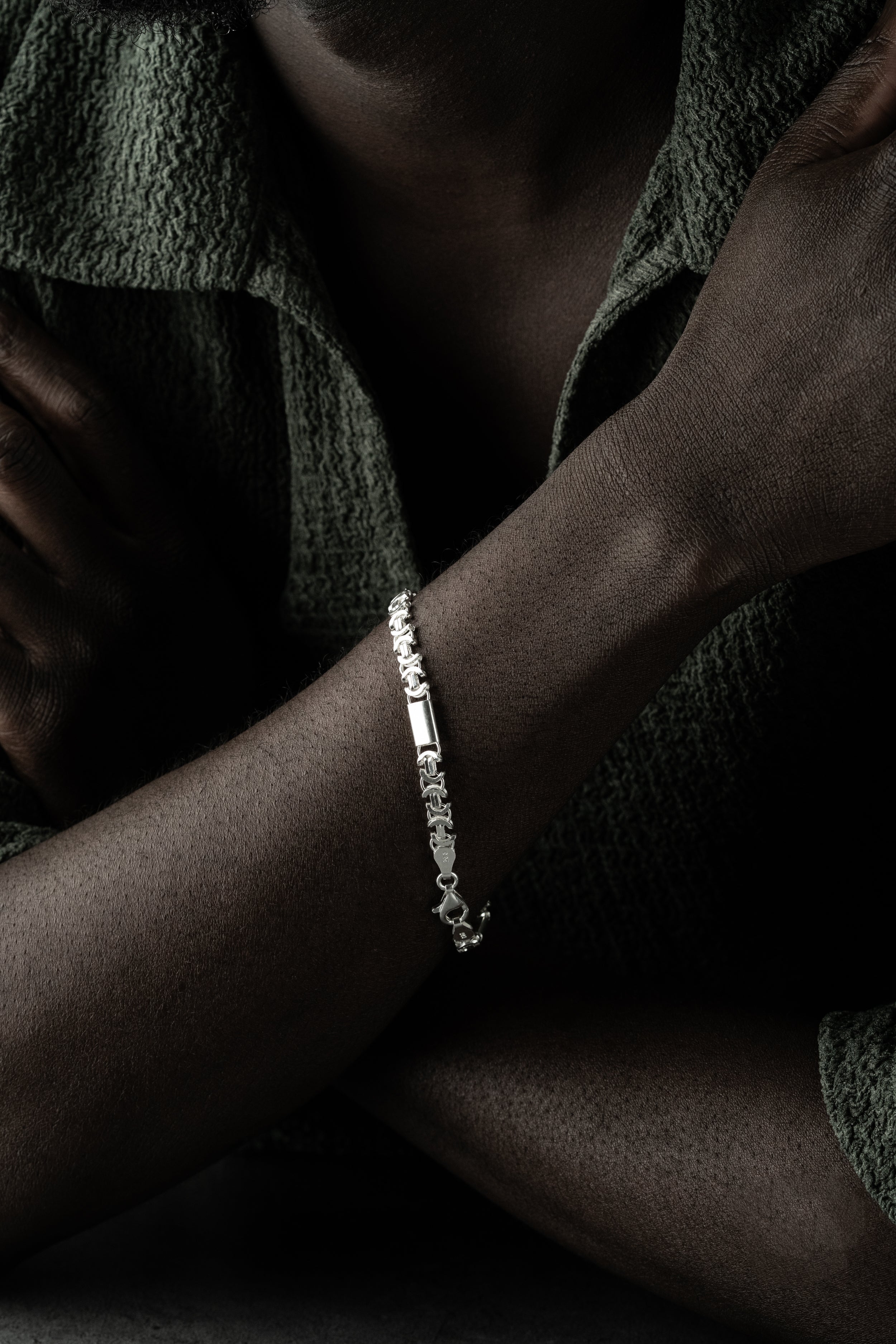 Flaches 5mm Silber Armband von Ketten Boss, elegantes Schmuckstück aus 925er Silber, auf weißem Hintergrund fotografiert