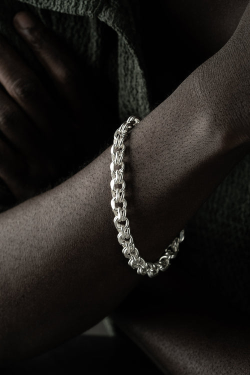 Silbernes Armband von Ketten Boss, 6 mm breit, aus 925er Silber, mit elegantem Design, auf einem weißen Hintergrund.