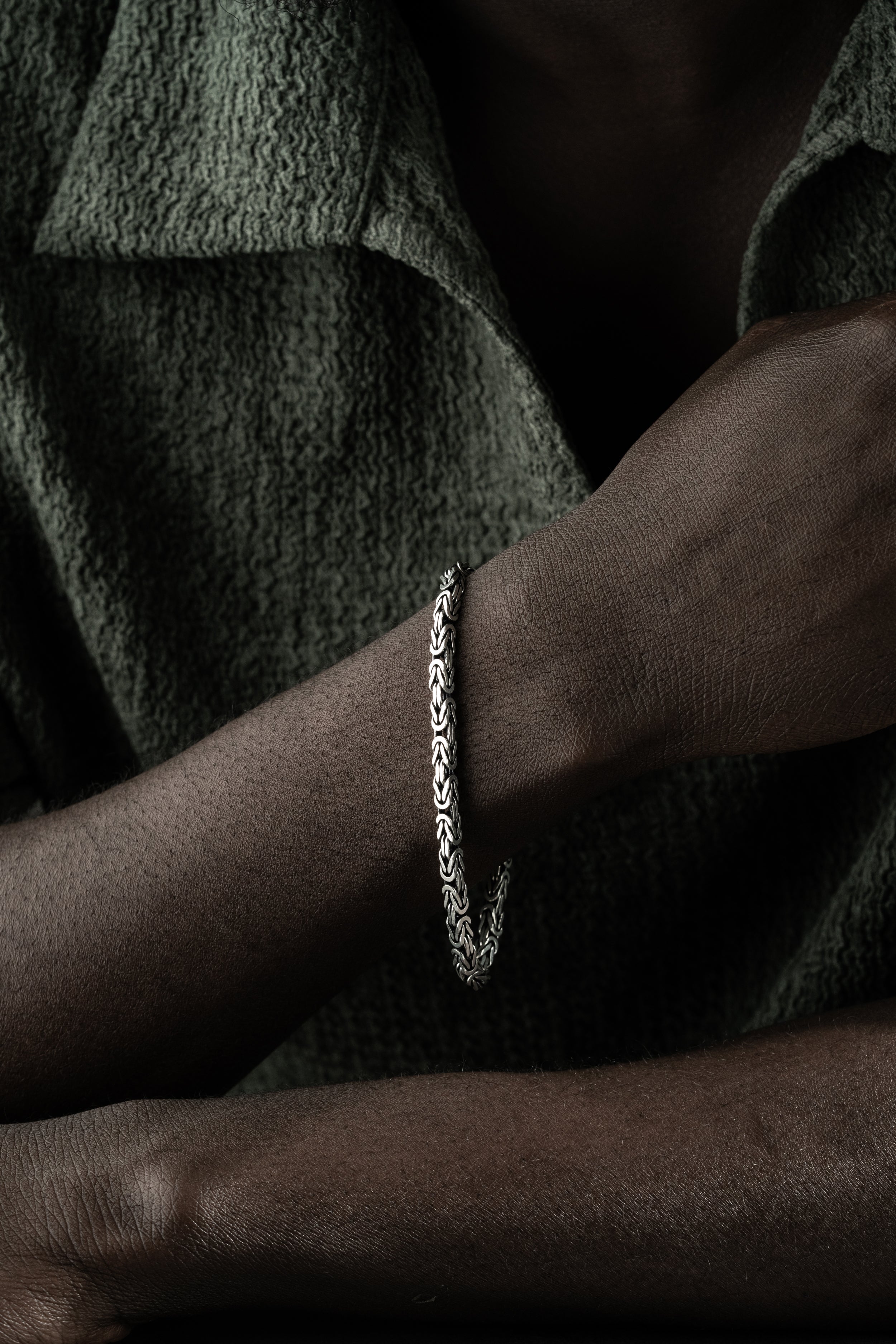 Oxidiertes 5mm Kettenarmband aus 925 Silber, viereckiges Design, von Ketten Boss, detailreiche Schmuckaufnahme.