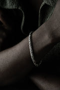 Vierschichtiges, oxidiertes Kettenarmband aus 925 Silber mit 5 mm Breite, von Ketten Boss, detailreiche Oberfläche.