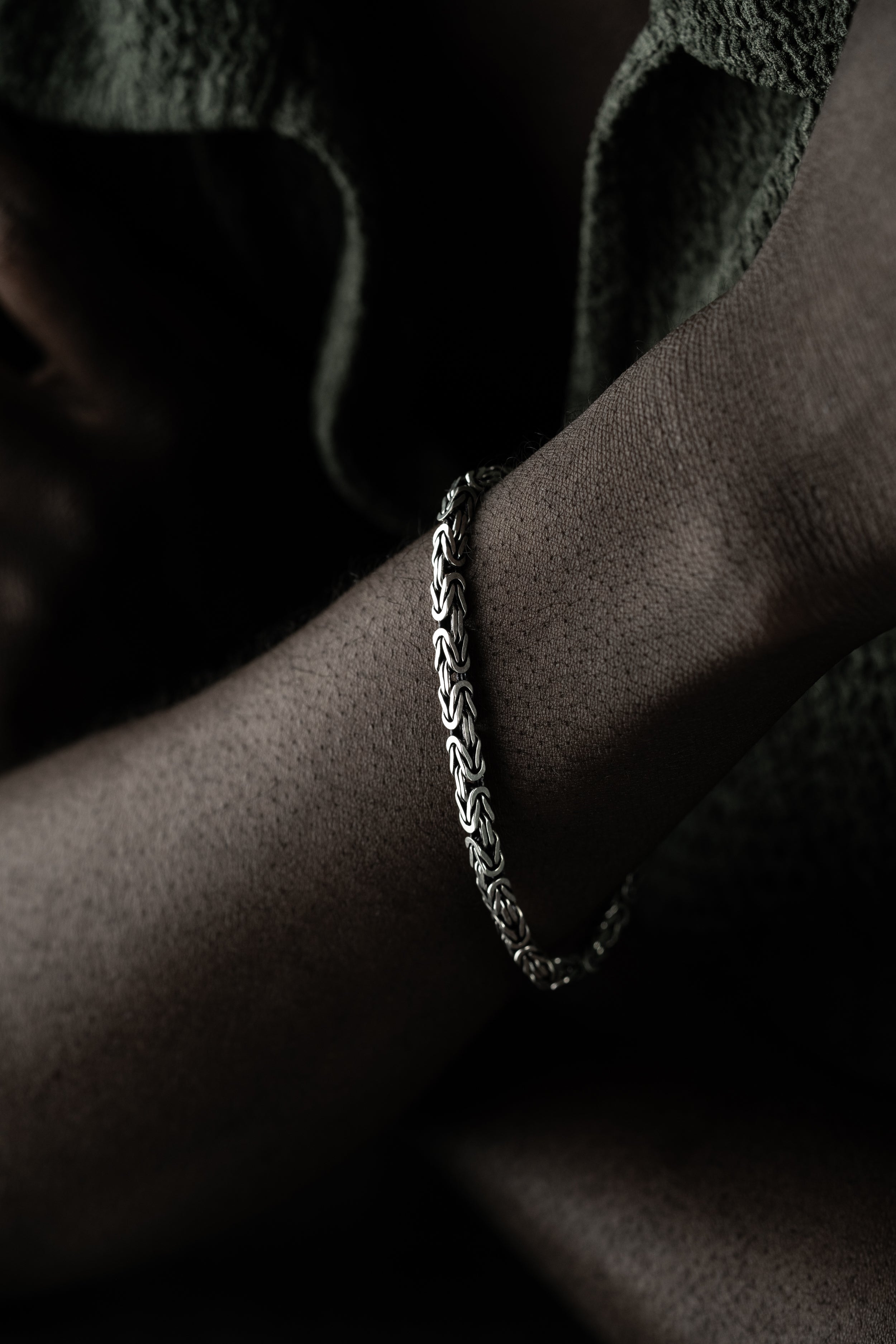 Vierschichtiges, oxidiertes Kettenarmband aus 925 Silber mit 5 mm Breite, von Ketten Boss, detailreiche Oberfläche.