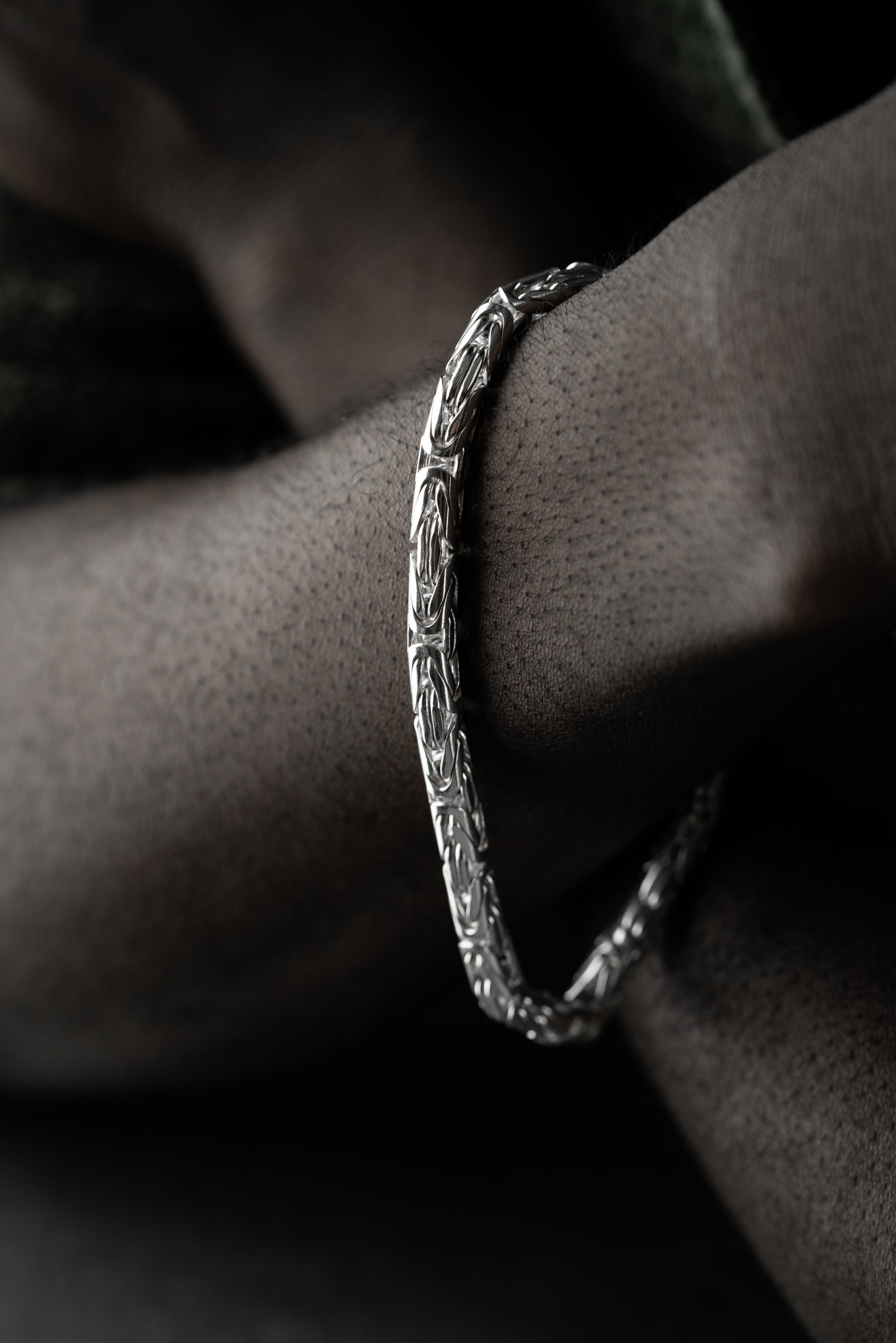 Ovales Armband aus 925 Silber mit 5mm Breite, elegantes Schmuckstück von Ketten Boss, sichtbar auf dem Produktbild.