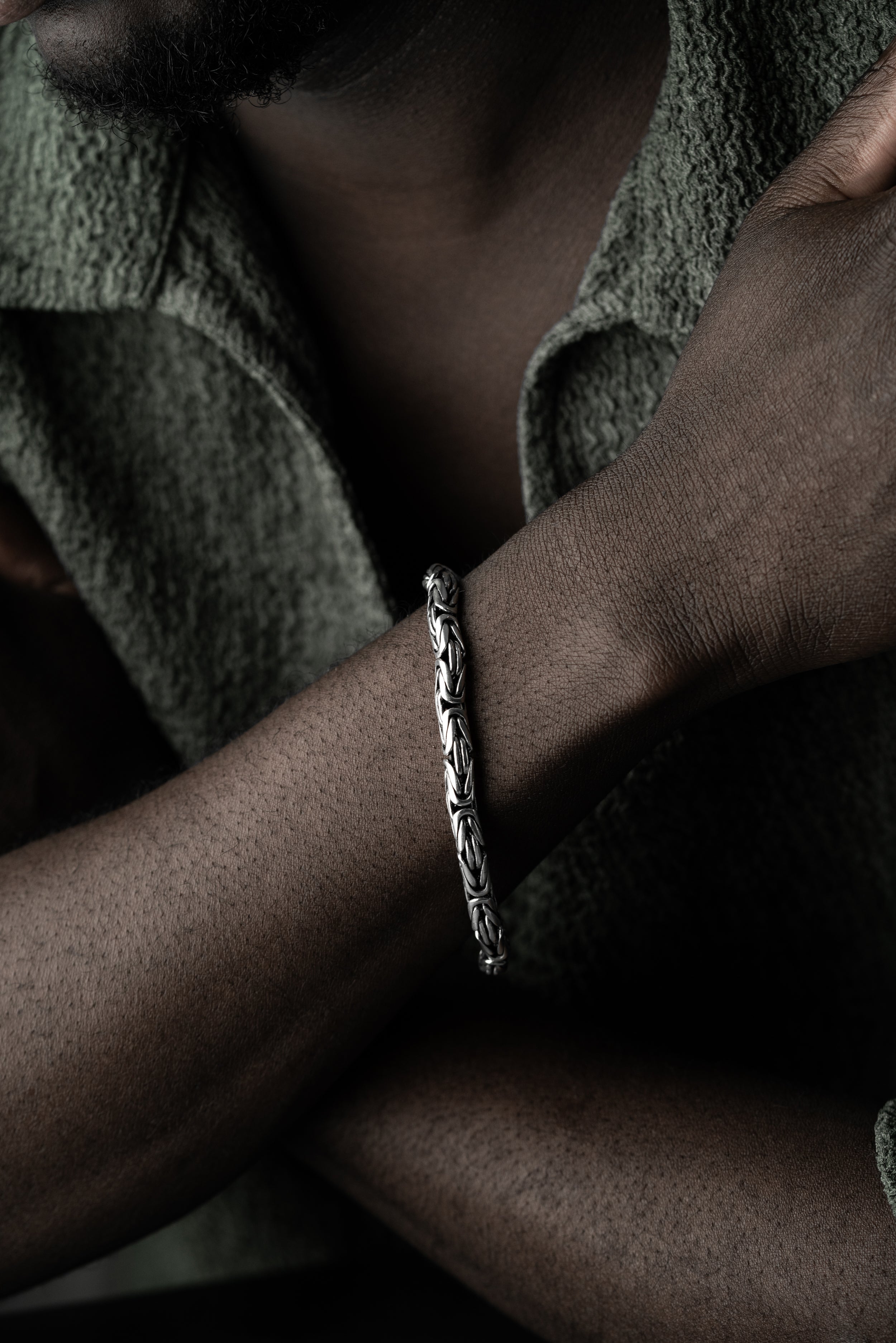Ovales oxidiertes Kettenarmband aus 925 Silber, 5 mm breit, von Ketten Boss, detailreiche Oberflächenstruktur sichtbar