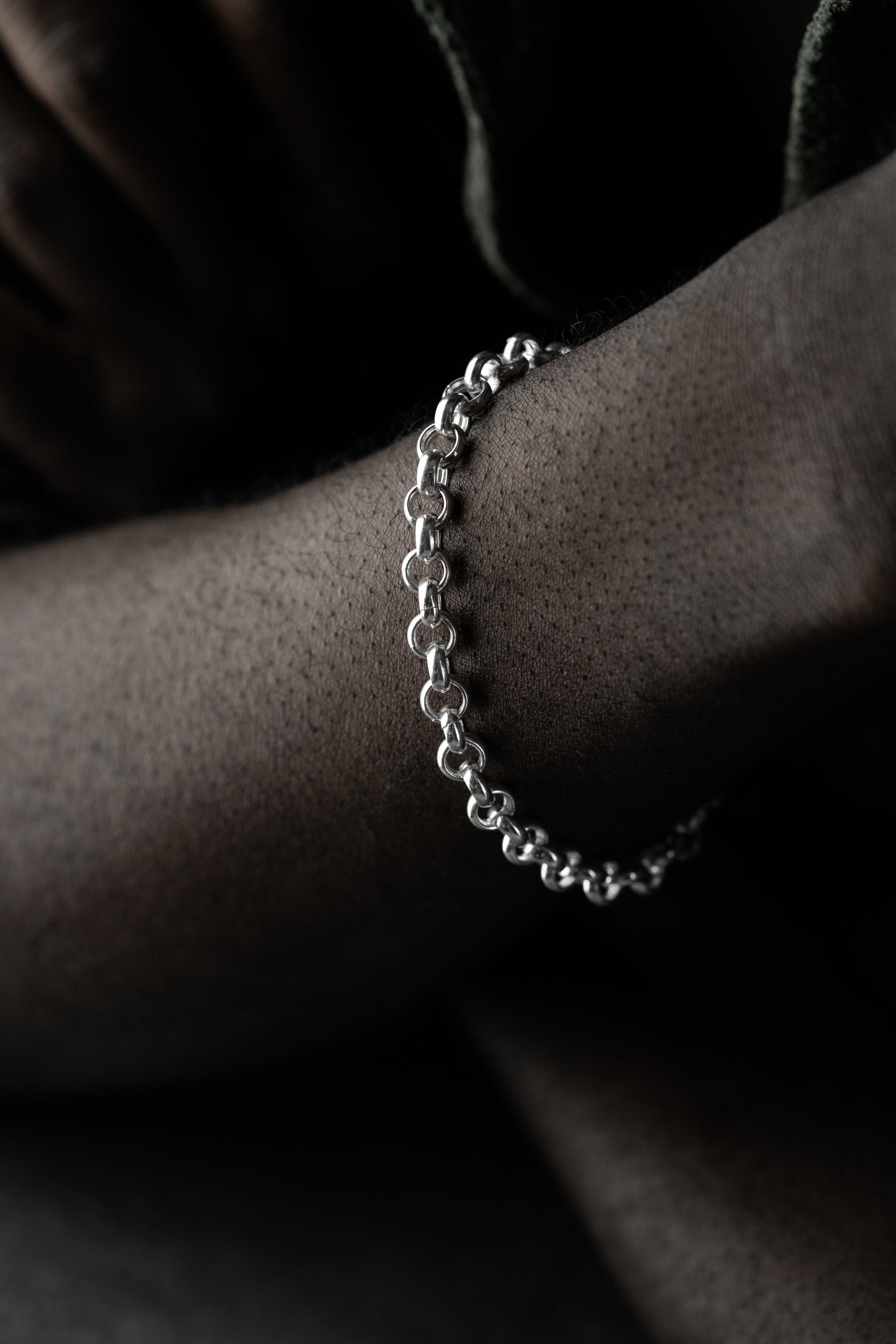 Grobes 5 mm Armband aus 925 Silber von BIG DOCH, mit glatter Oberfläche, getragen am Handgelenk.