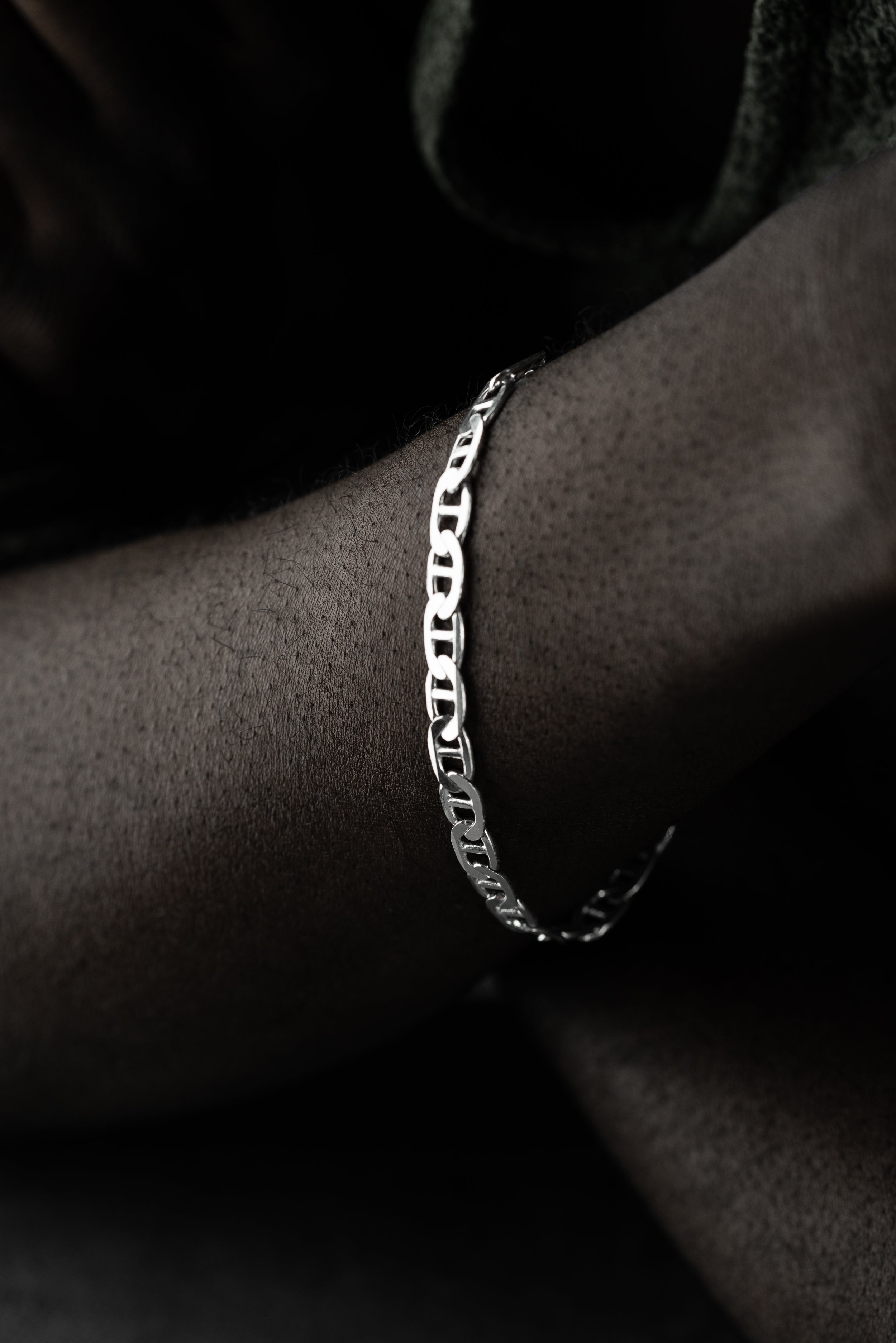Cuban Link Armband 6mm aus 925 Silber von Ketten Boss, detailreiche Silberarmband mit klassischen Gliedern.