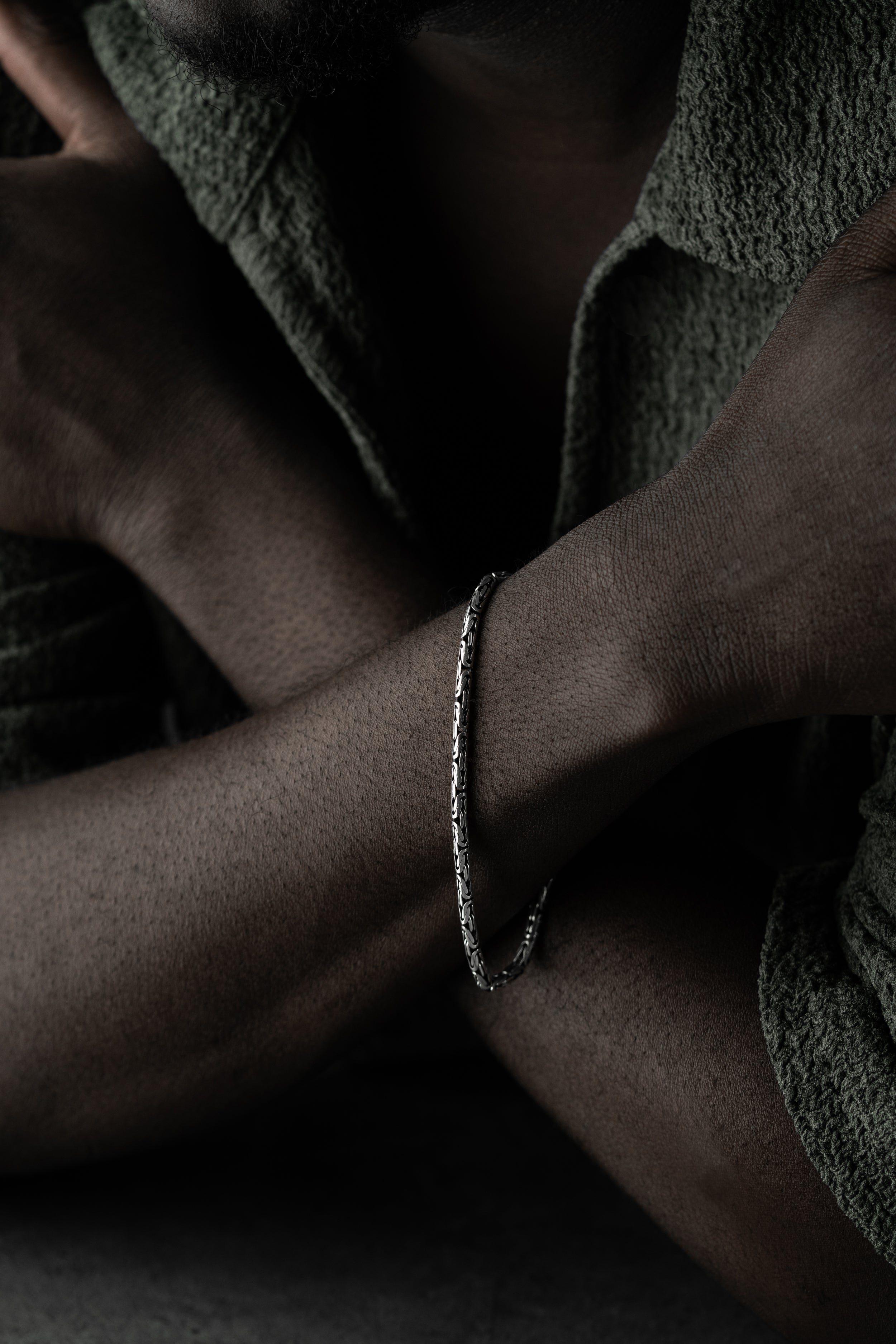 Oval oxidiertes Kettenarmband aus 925 Silber, 3 mm breit, von Ketten Boss, zeigt detaillierte, silberne Schmuckhandarbeit.