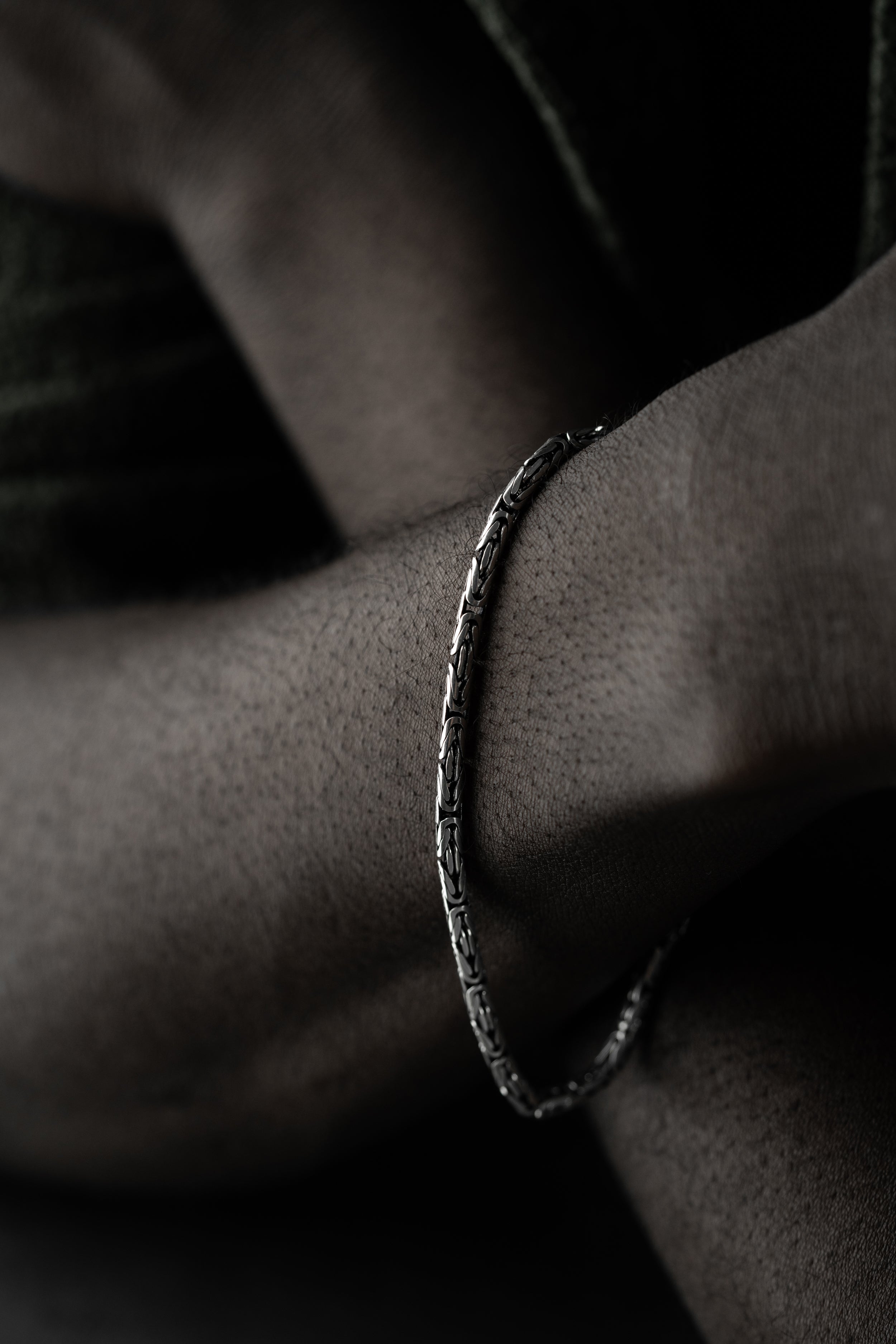 Ovales Kettenarmband aus oxidiertem 925 Silber, 3 mm breit, von Ketten Boss, mit detailreicher Oberfläche und eleganten Design.