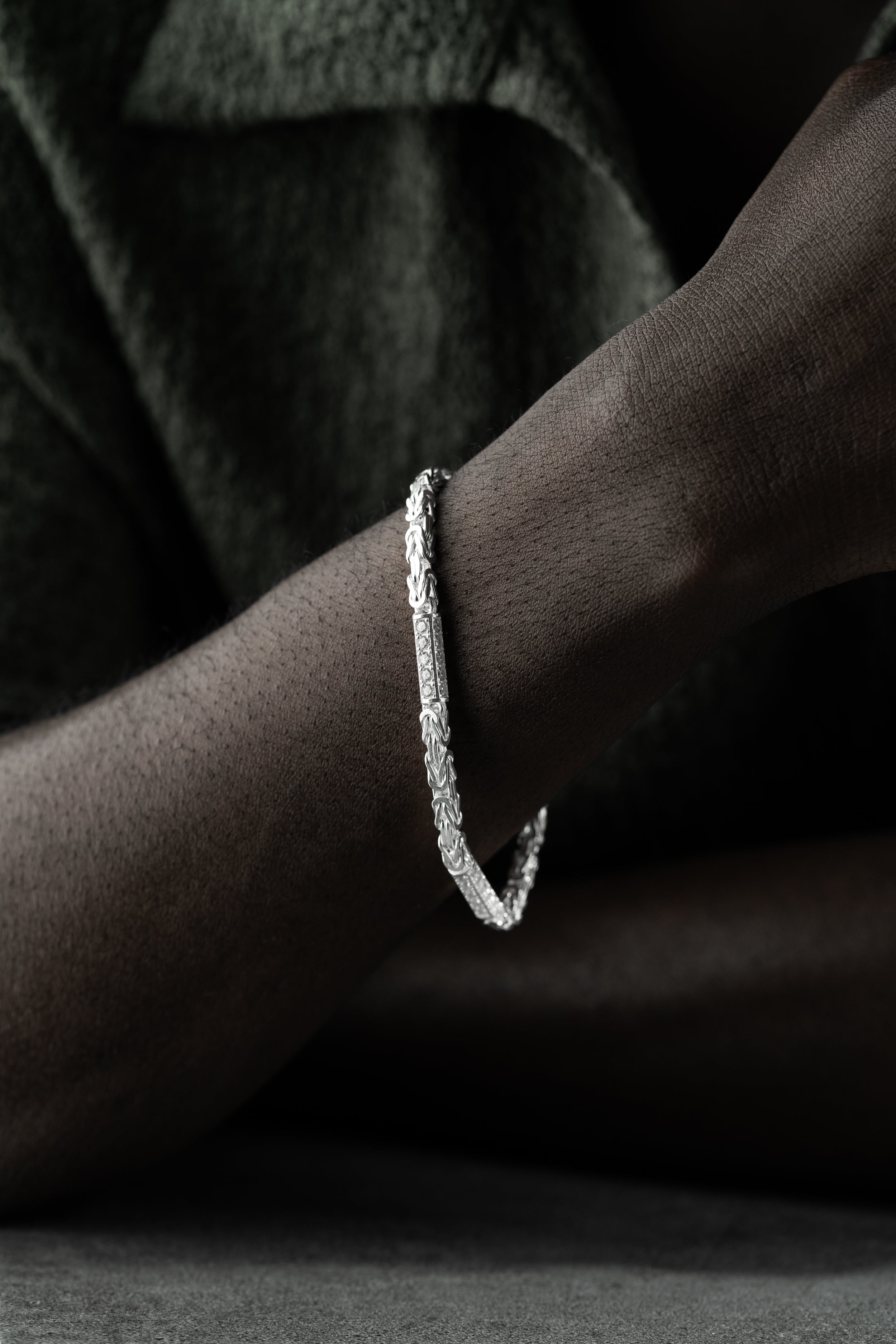Königsarmband mit 5mm Strasssteinen aus 925 Silber, funkelnde Schmuckarmband von Ketten Boss, Nahaufnahme