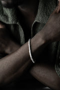 Silbernes Ketten Boss Armband mit 5mm Strasssteinen, elegantes Schmuckstück aus 925 Silber, detailreiche Nahaufnahme
