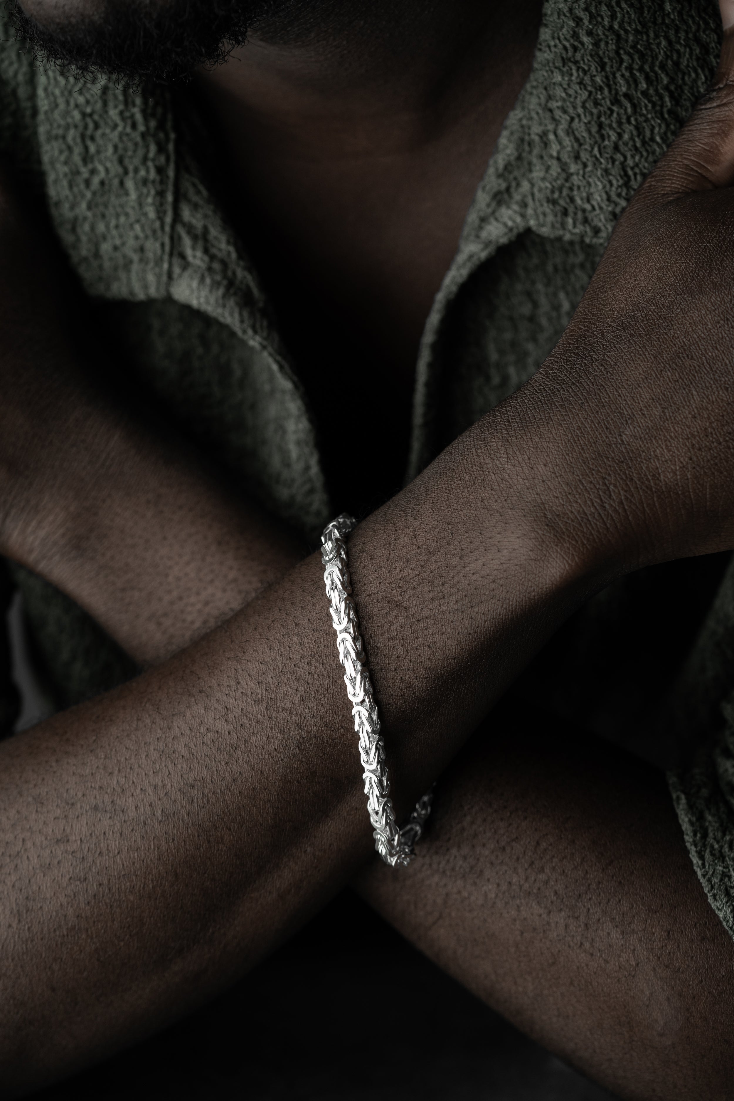 Massives vierkantes Armband aus 925 Silber von Ketten Boss, detailreiche Oberfläche, elegantes Schmuckstück.