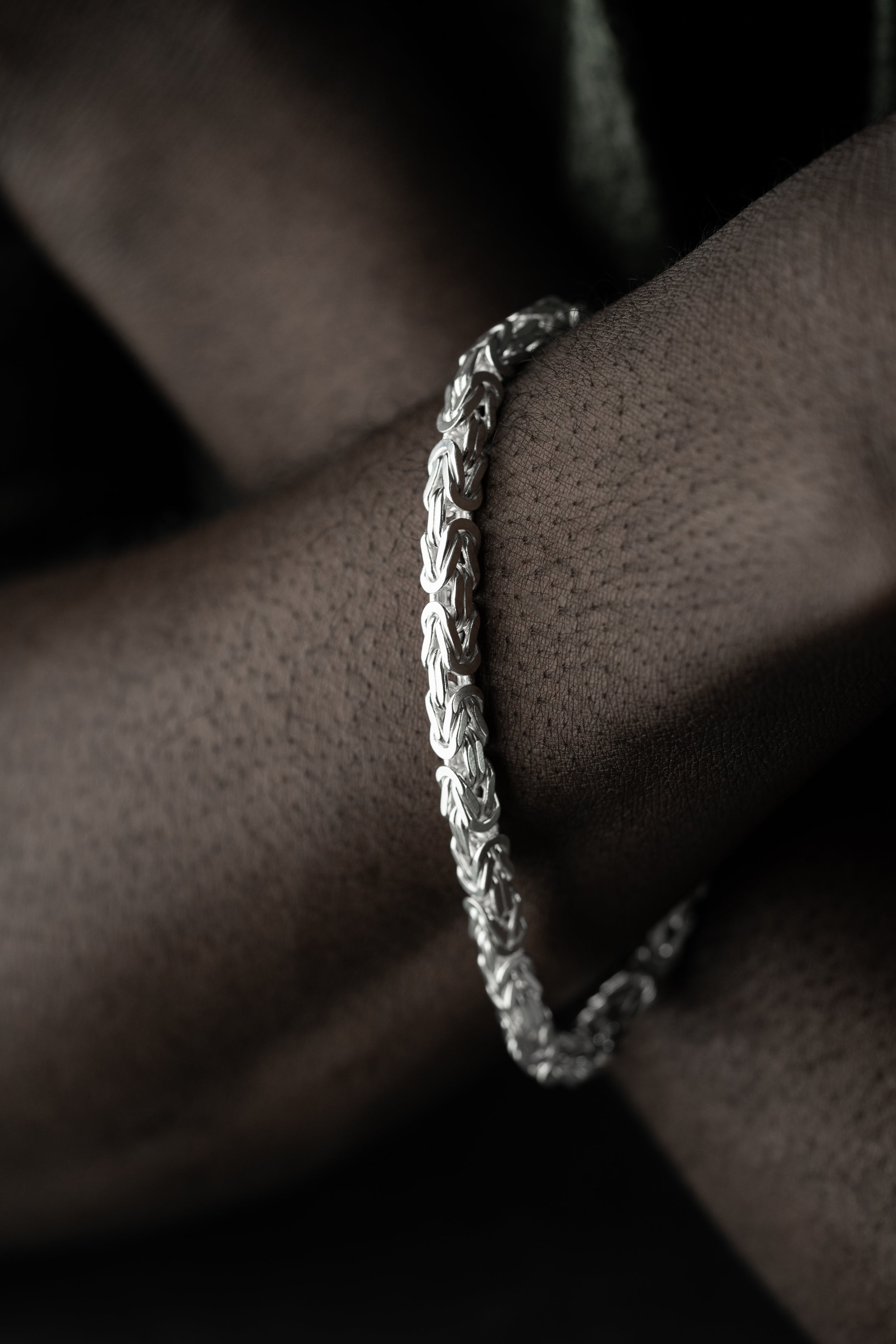 Königsarmband viereckig, massiv 4 mm, aus 925 Silber, mit geprägtem Design, von Ketten Boss auf einem weißen Hintergrund.