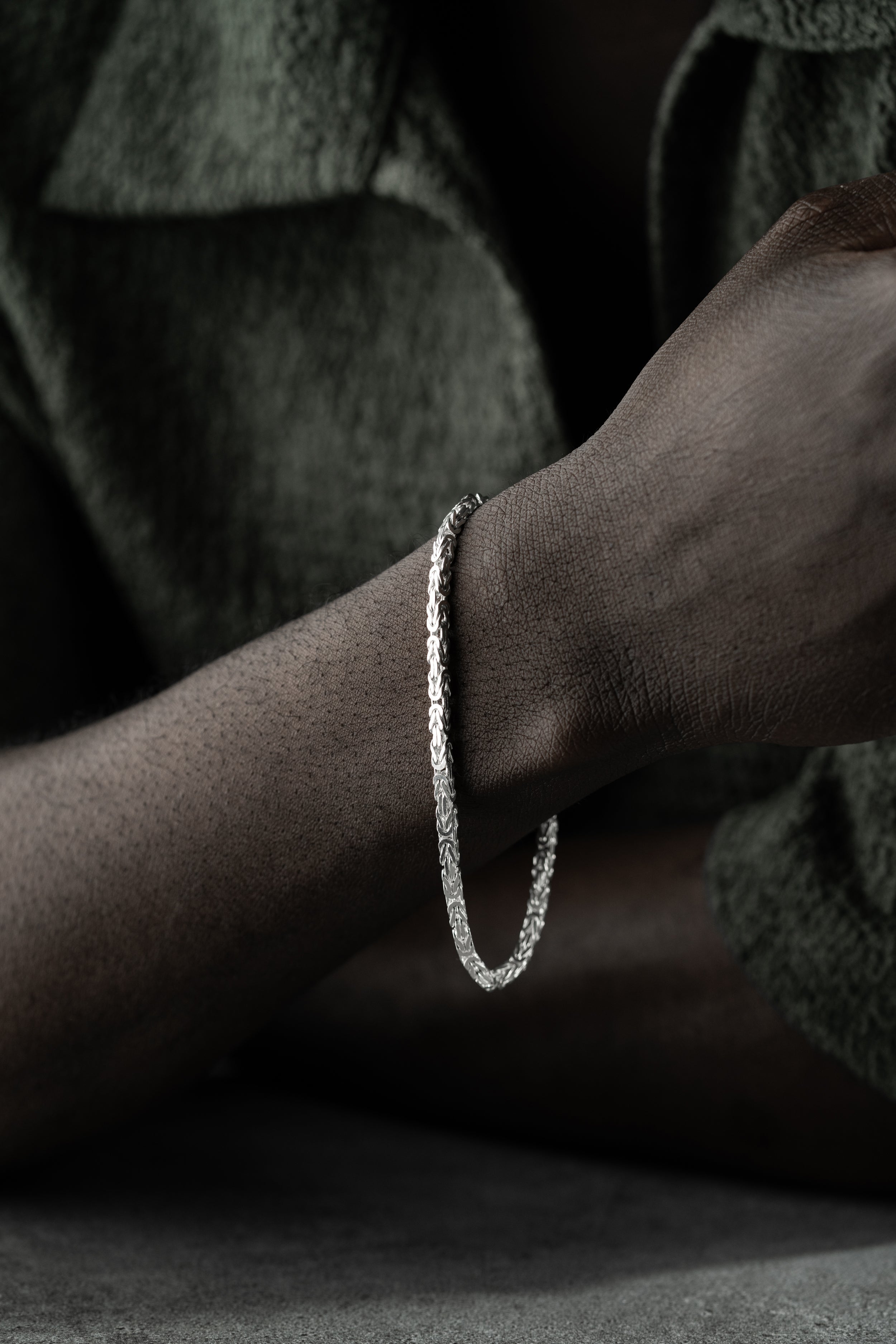 Massives viereckiges Armband aus 925 Silber, 3mm breit, von Ketten Boss, zeigt detaillierte Oberflächenstruktur.