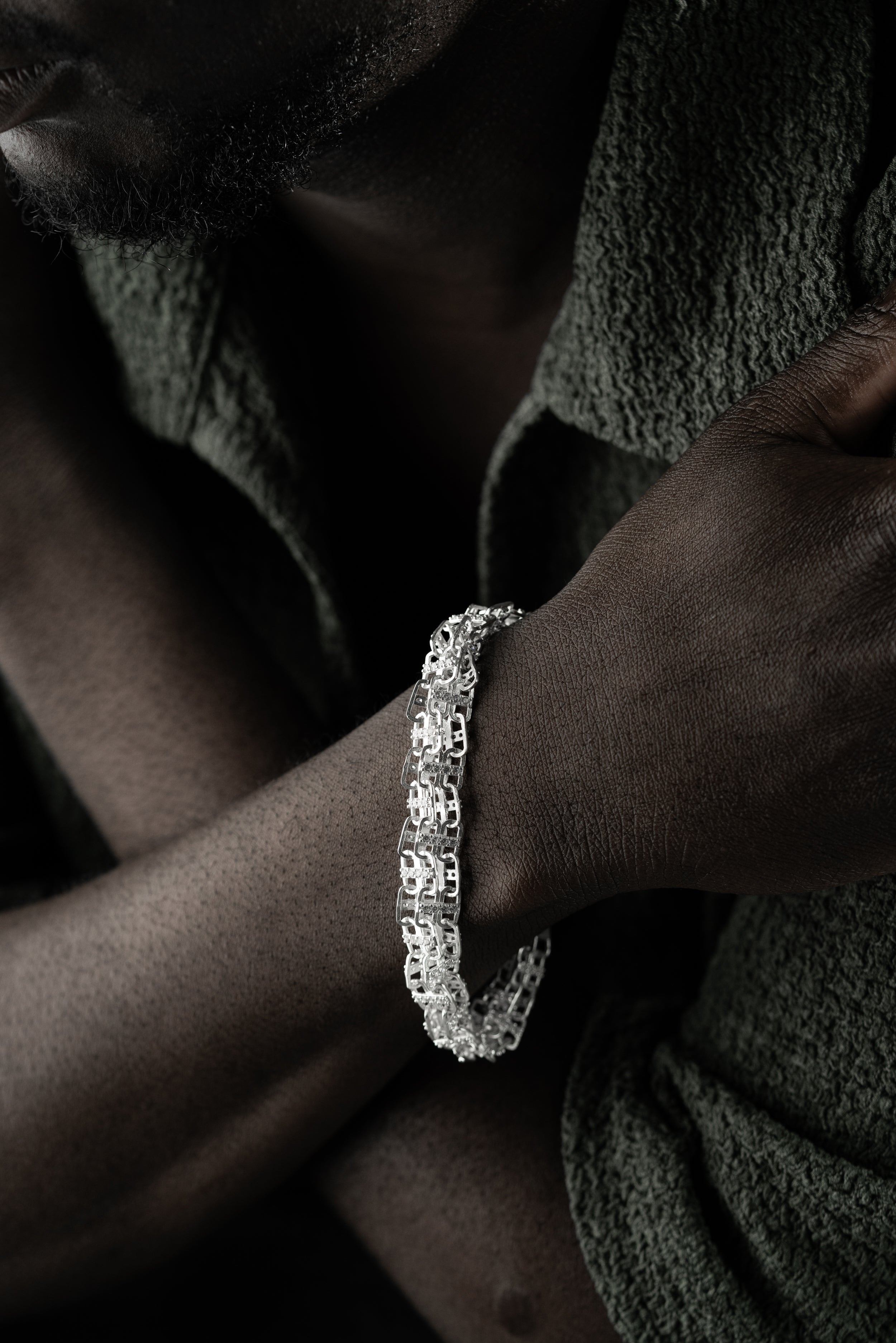 Massives 8mm K&aumlfigarmband aus 925 Silber von Ketten Boss, detaillierte Textur und elegantes Design sichtbar