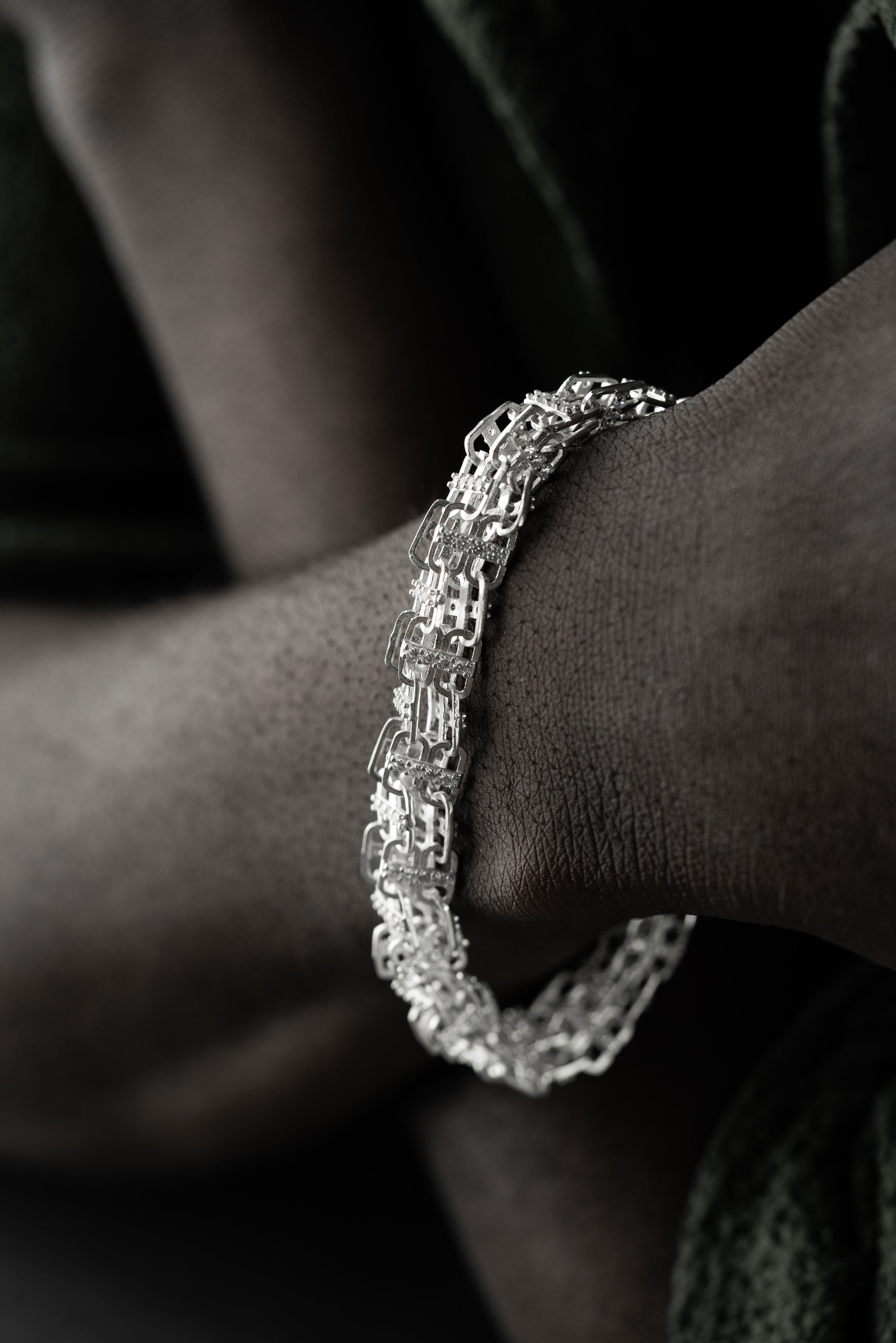 Massives KÄFIGARMBAND 8mm aus 925 Silber, von Ketten Boss, zeigt das handgefertigte silberne Armband mit robustem Design.