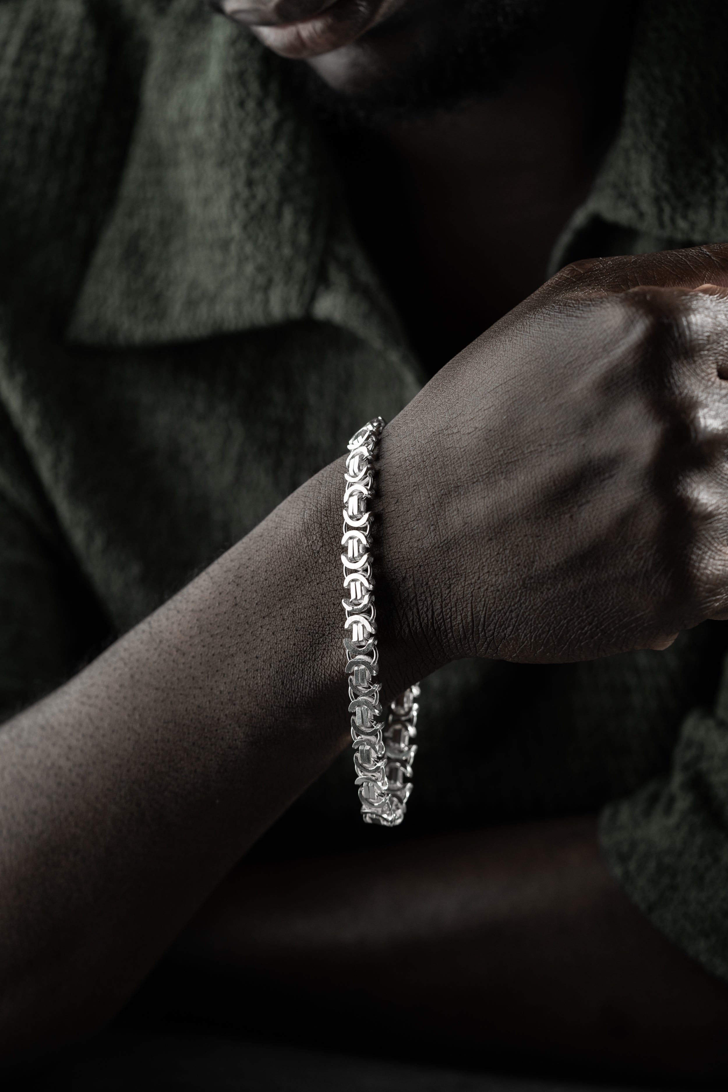 Flaches 6mm Kettenarmband aus 925 Silber von Ketten Boss, detailreiche Silberschmuck auf einem weißen Hintergrund