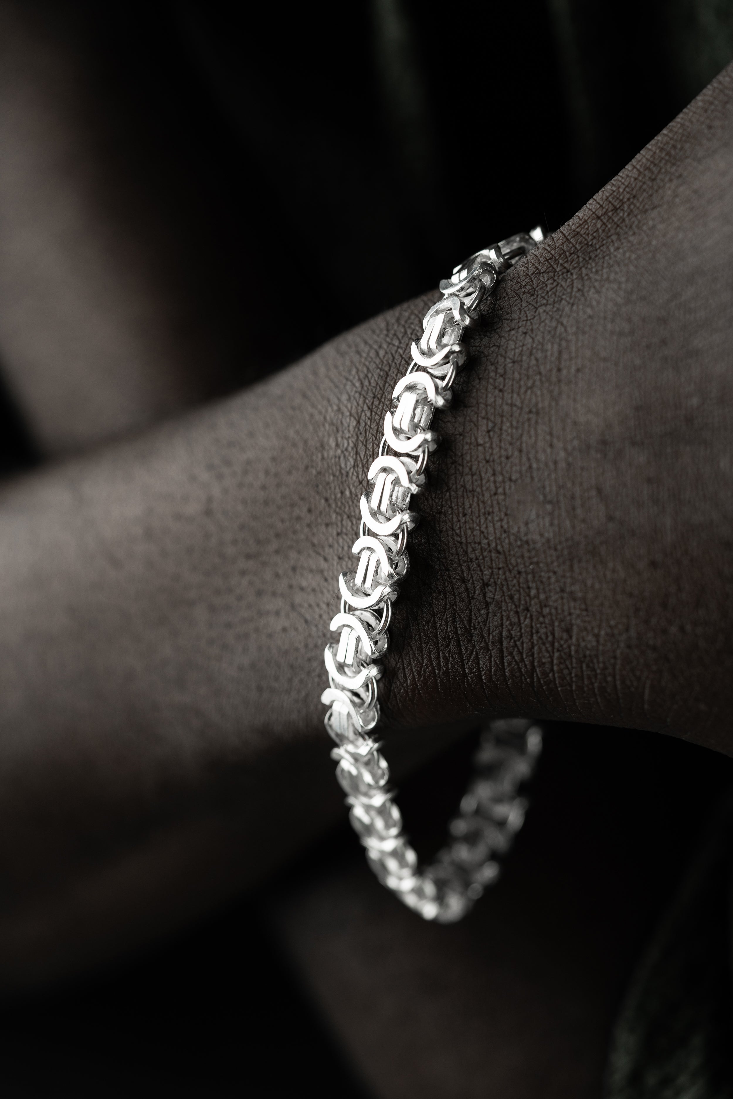 Flaches 6mm Königsarmband aus 925 Silber von Ketten Boss, detailreiche Silberarmband mit glänzender Oberfläche.