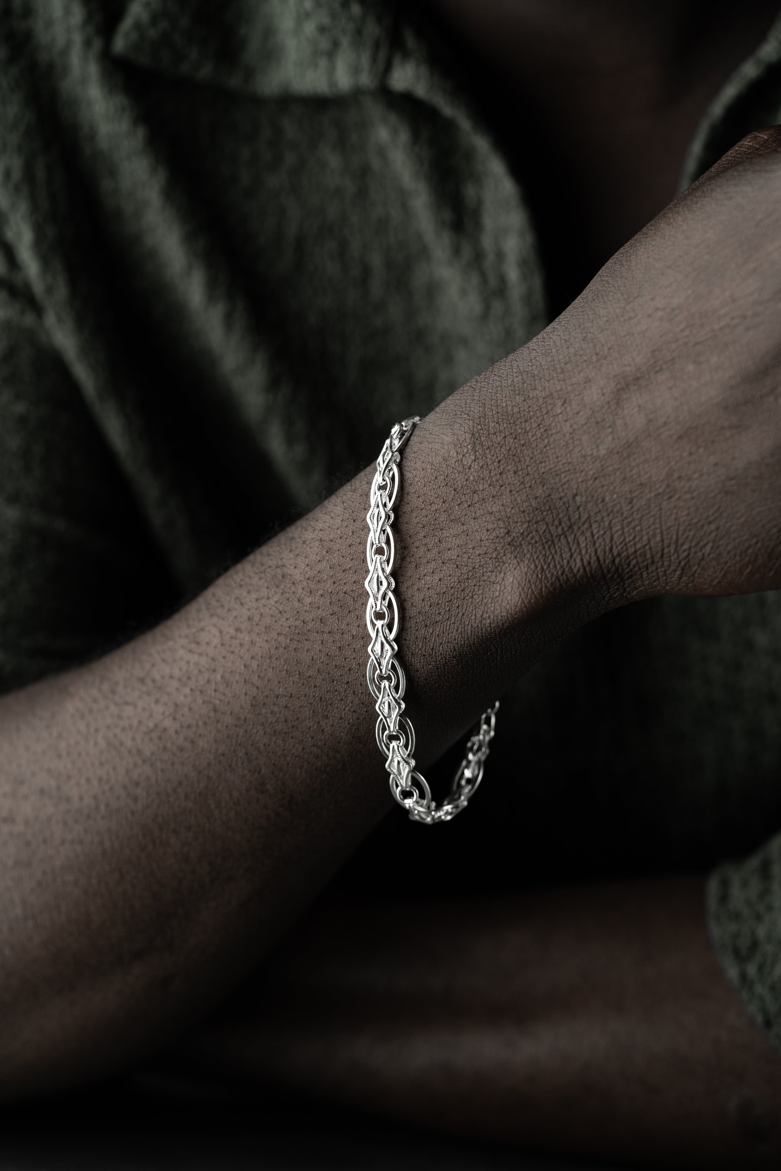 Magnus Armband 6mm aus 925 Silber von Ketten Boss, detaillierte Nahaufnahme des silbernen Armbands