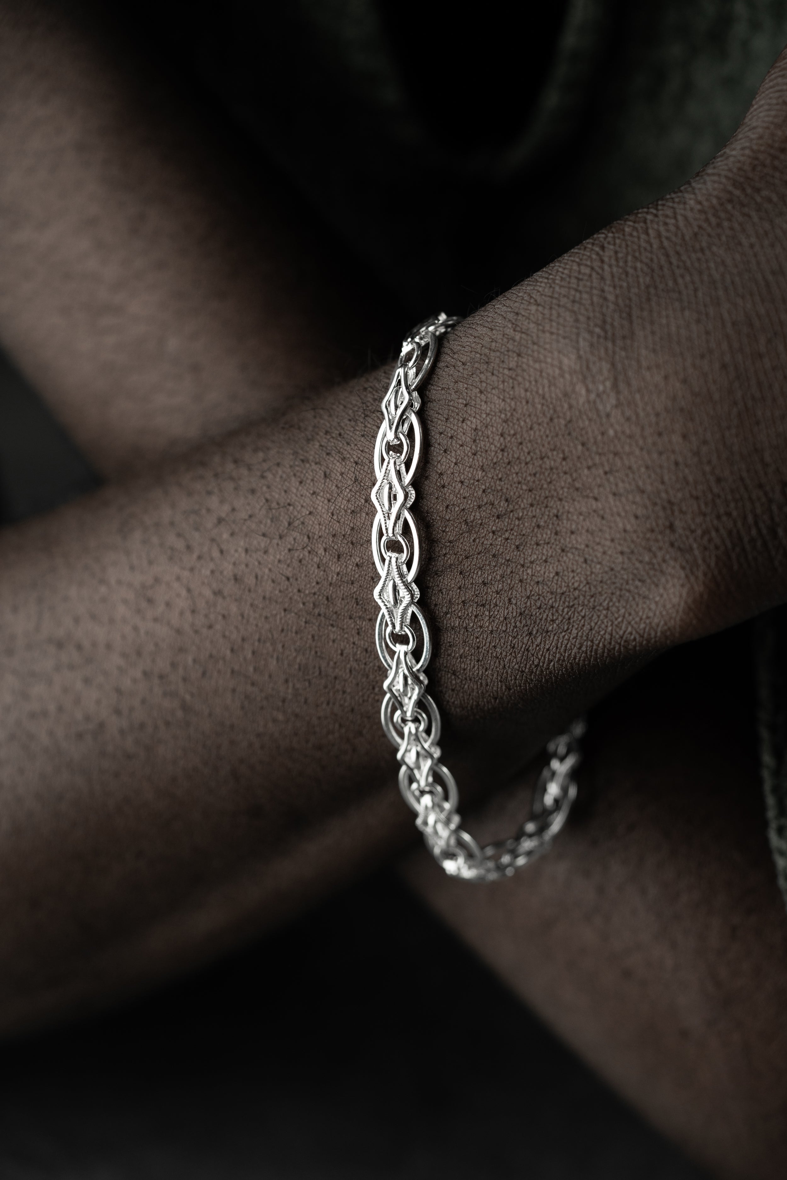 Magnus Armband 6mm aus 925 Silber von Ketten Boss, detaillierte Ansicht des silbernen Armbands mit glatter Oberfläche.