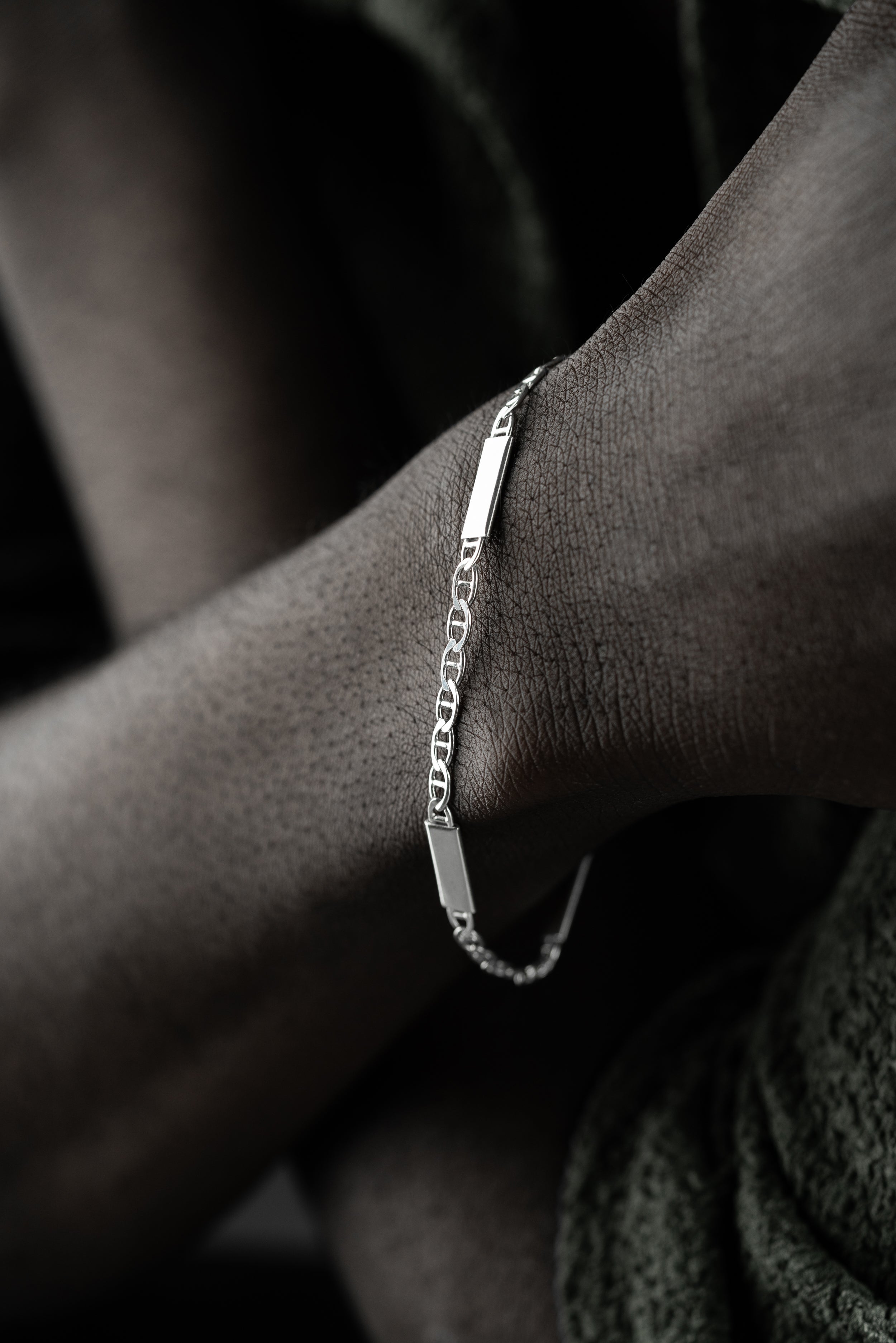 925 Silber Cuban Link Armband 4mm von Ketten Boss, glänzendes, robustes Schmuckstück mit klassischen Gliedern vor weißem Hintergrund