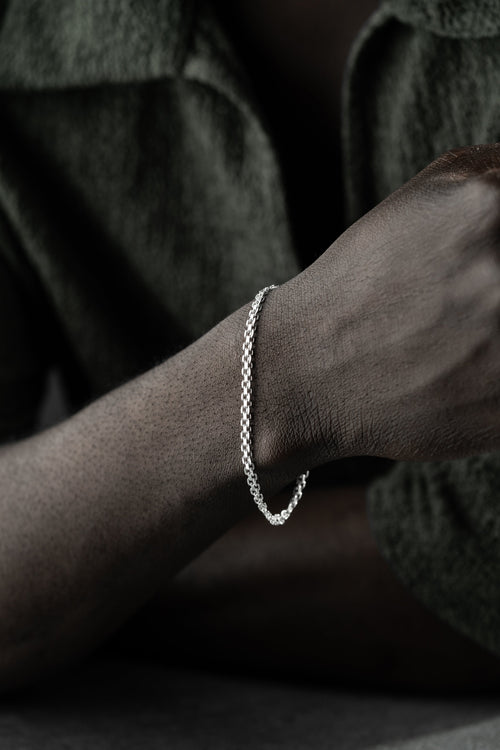 Silberarmband 4mm von Ketten Boss, aus 925er Silber, detailreiche Oberfläche, elegantes Schmuckstück für Damen und Herren