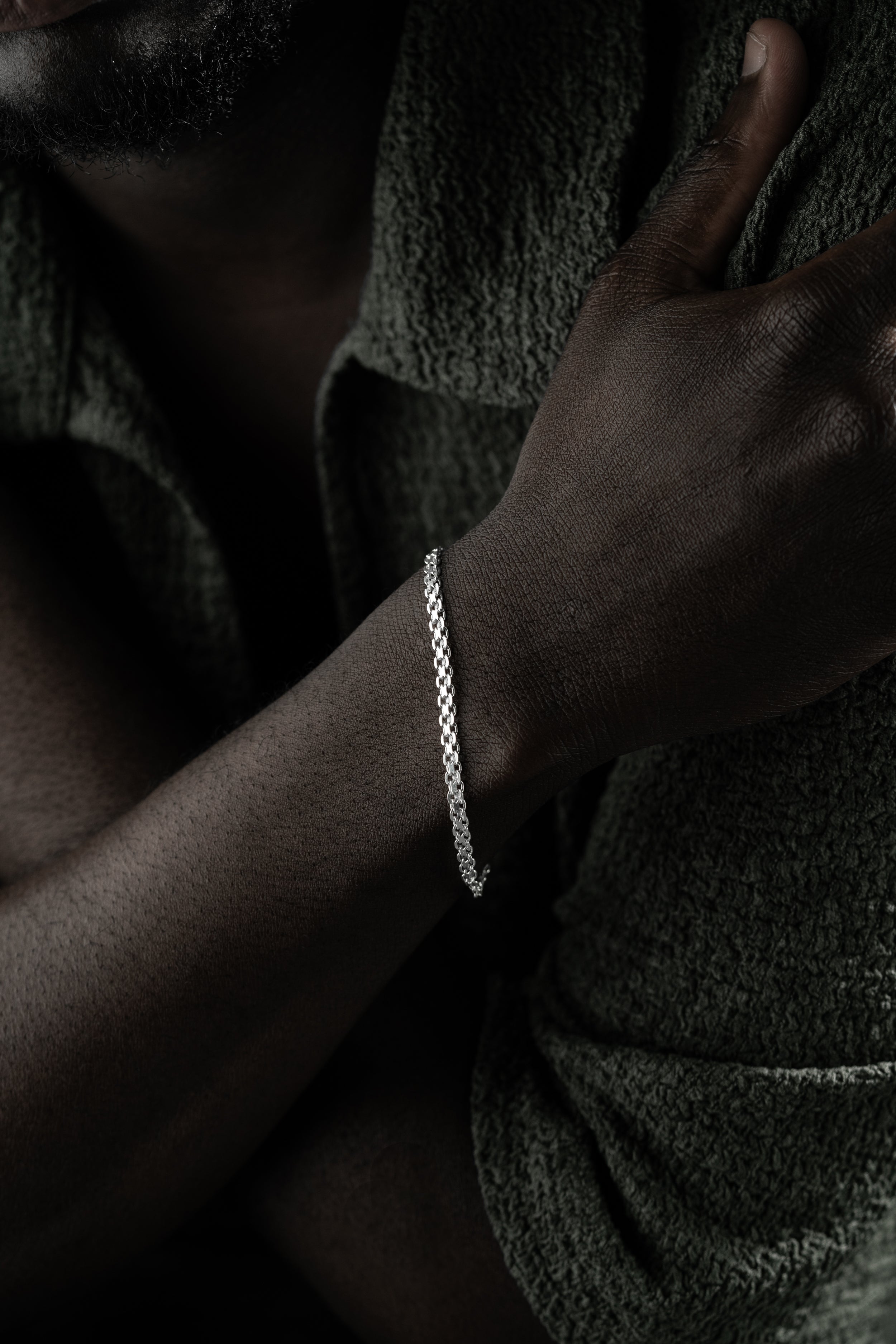 Silberarmband von Ketten Boss, 4 mm breit, aus 925er Silber mit glänzendem, glatten Design, auf einem weißen Hintergrund.