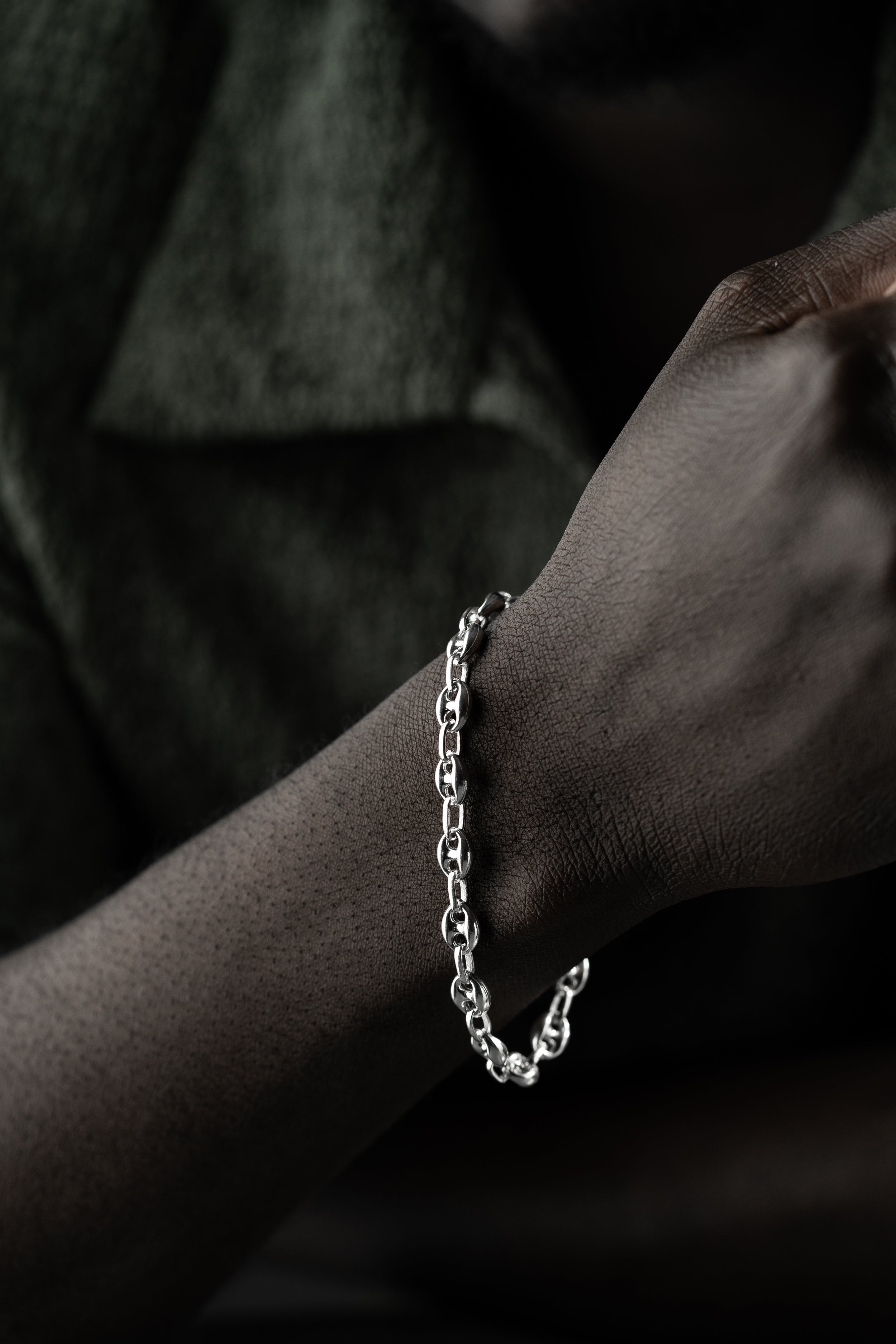 Armband aus 925er Silber mit 6 mm Breite, elegantes Design, von Ketten Boss auf einem weißen Hintergrund fotografiert.